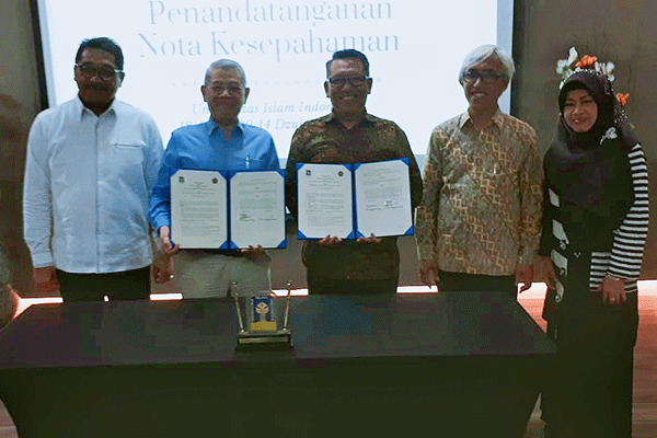  Nota kesepahaman (MoU) antara Rektor Uhamka Prof Dr Gunawan Suryoputro, dan Rektor UII Yogyakarta, Fathul Wahid PhD,  di Aula Rektorat  UII