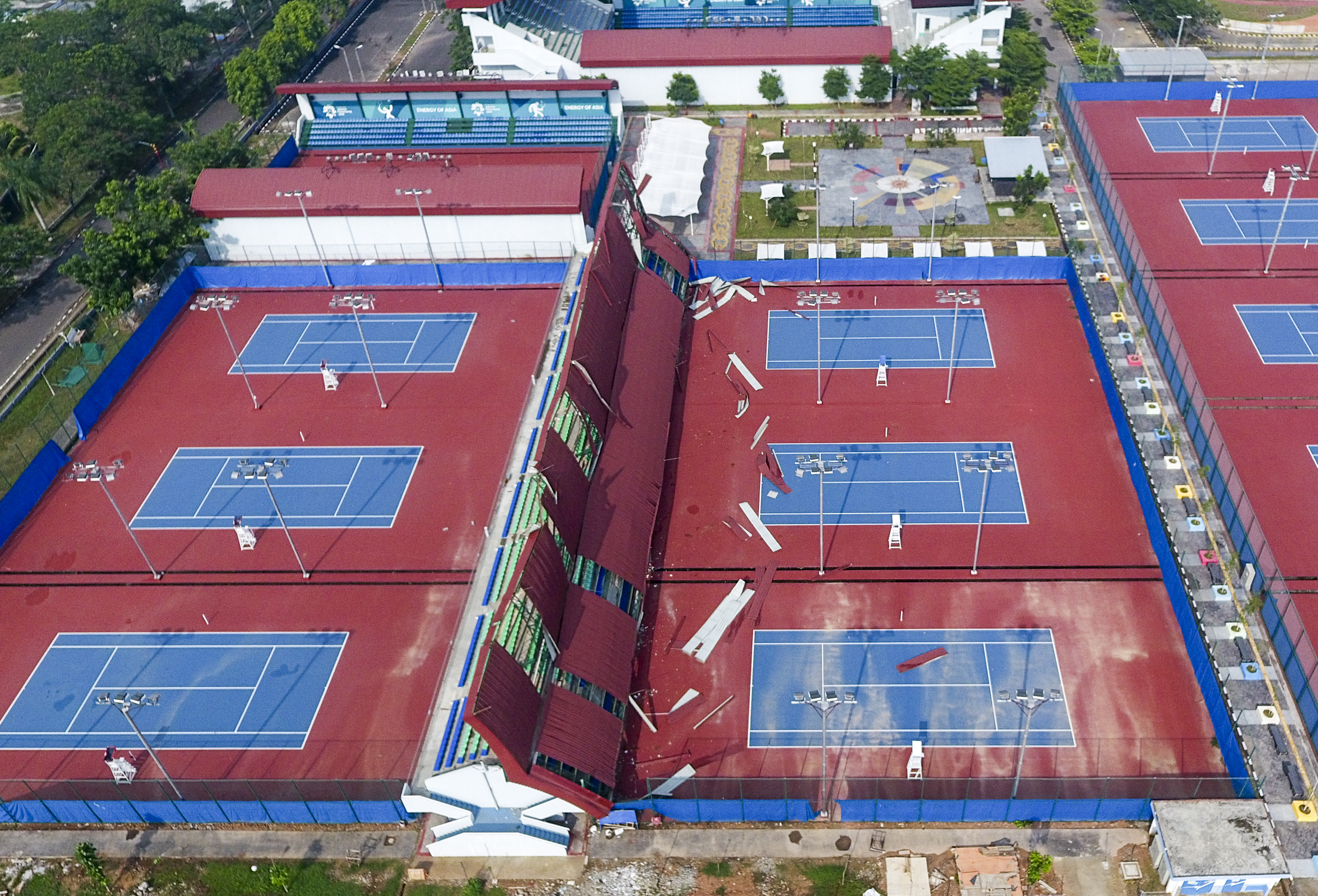 Penampakan dari udara lapangan tenis di Kompleks Olahraga Jakabaring, Sumatera Selatan.