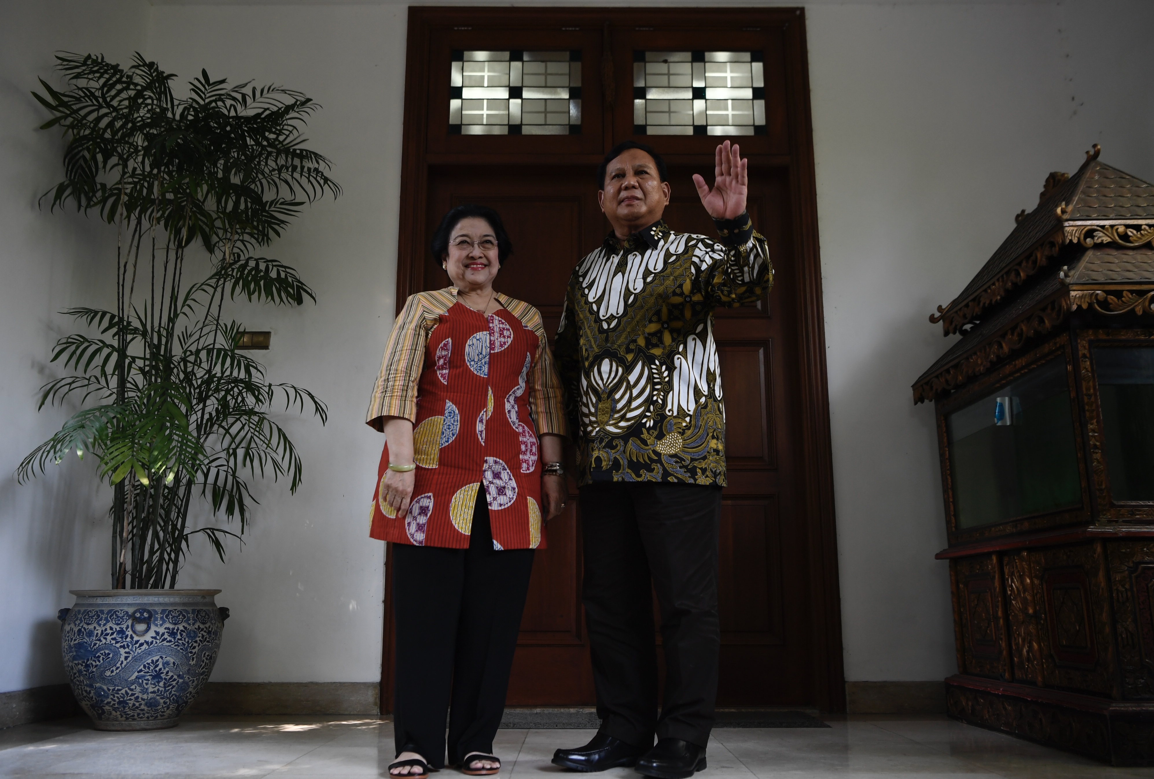 Megawati Soekarnoputri (kiri) dan Prabowo Subianto