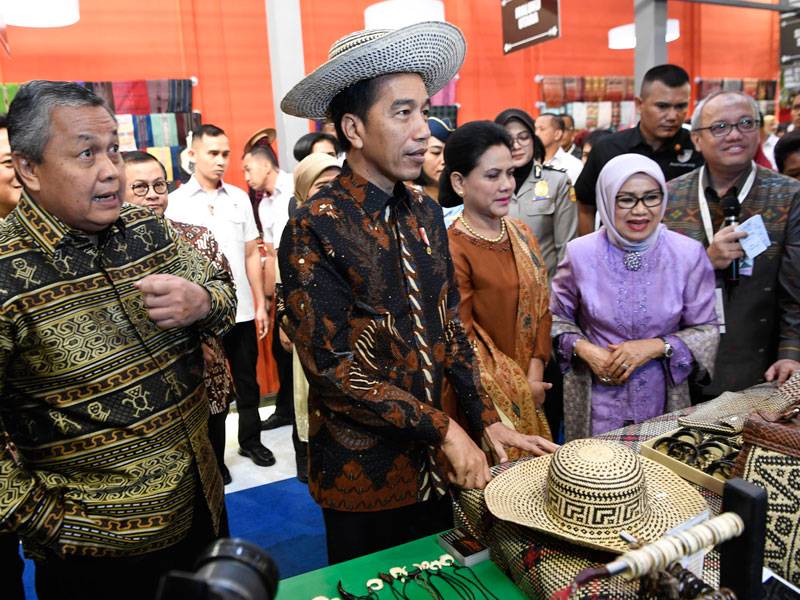 Presiden Joko Widodo (kedua kiri) didampingi Ibu Negara Iriana Joko Widodo (tengah), Ketua Dewan Dekranas Mufidah Jusuf Kalla (kedua kanan).
