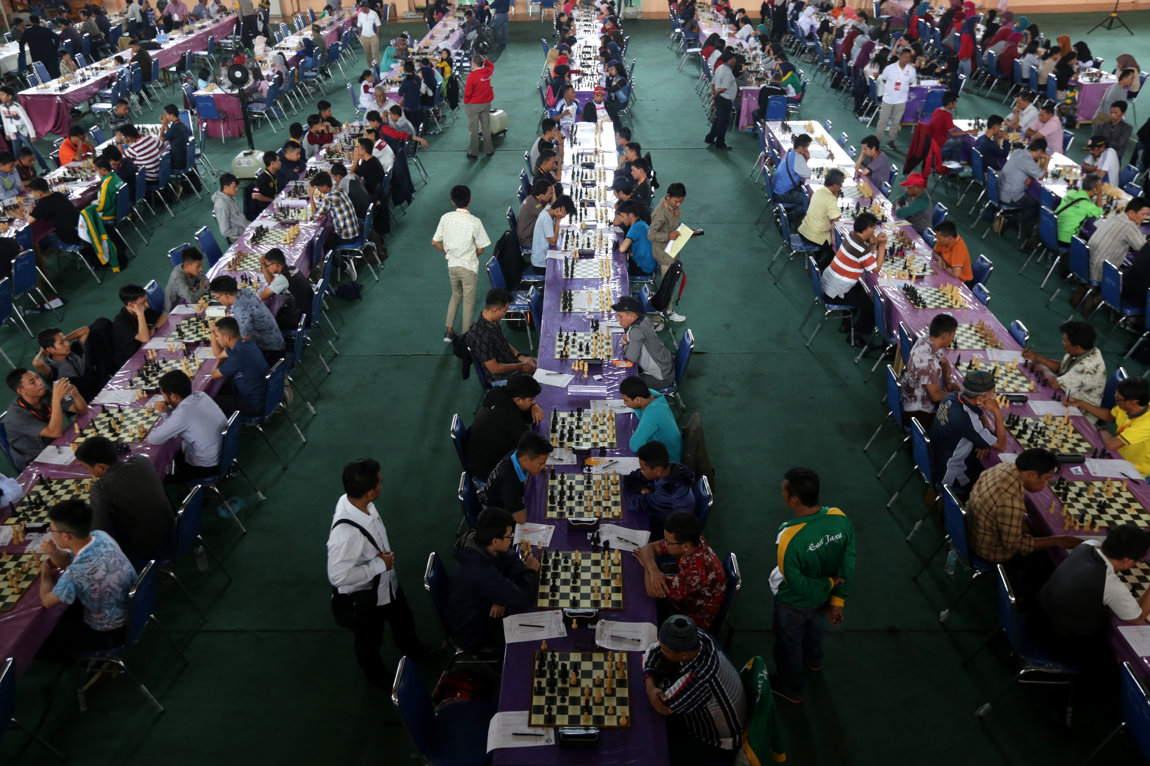  Para atlet catur mengikuti pertandingan pada Kejuaraan Nasional (Kejurnas) Catur 