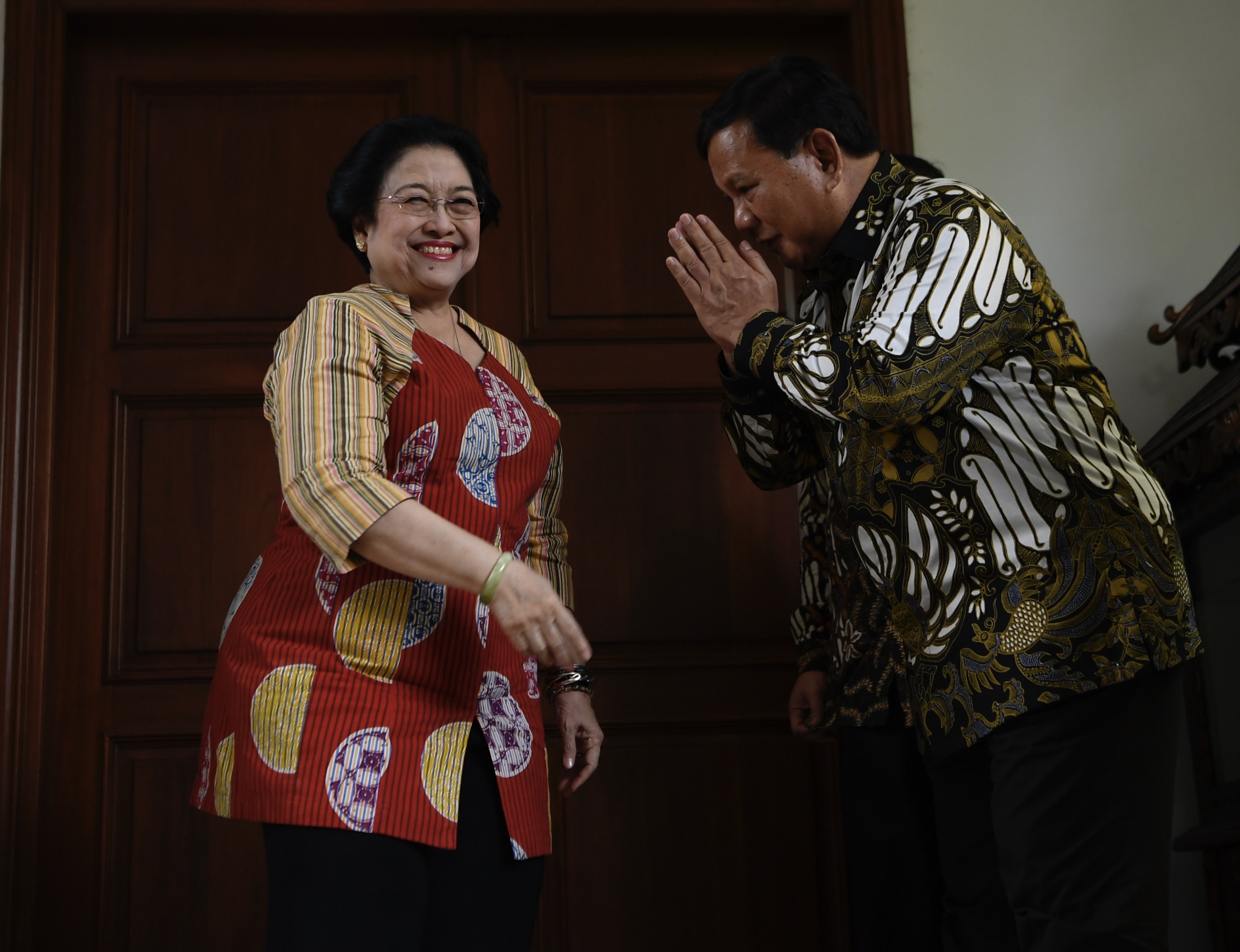 Ketua Umum Partai Gerindra Prabowo Subianto (kanan) berpamitan kepada Ketua Umum PDI Perjuangan Megawati Soekarnoputri (tengah)