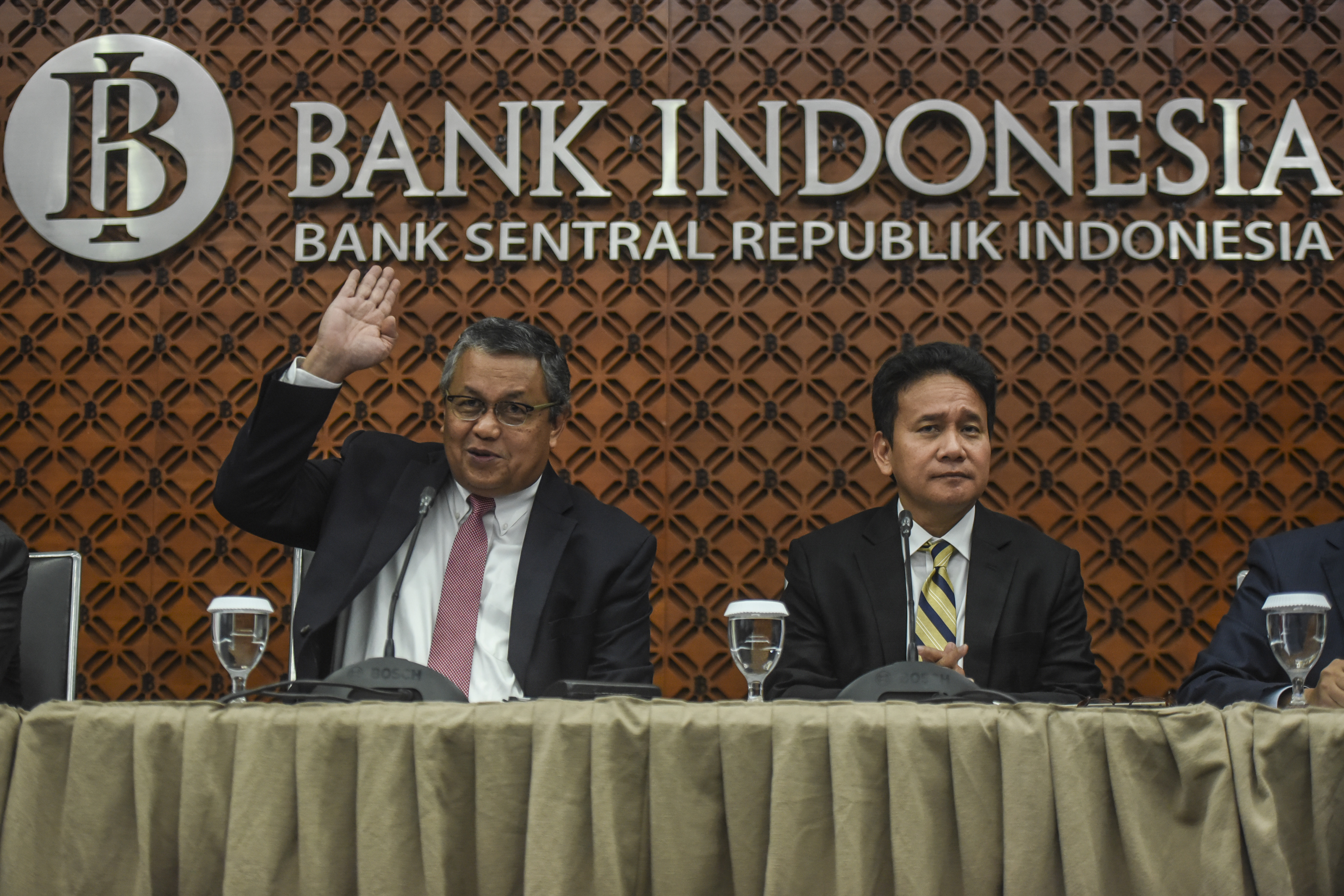 Gubernur BI Perry Warjiyo (kiri)