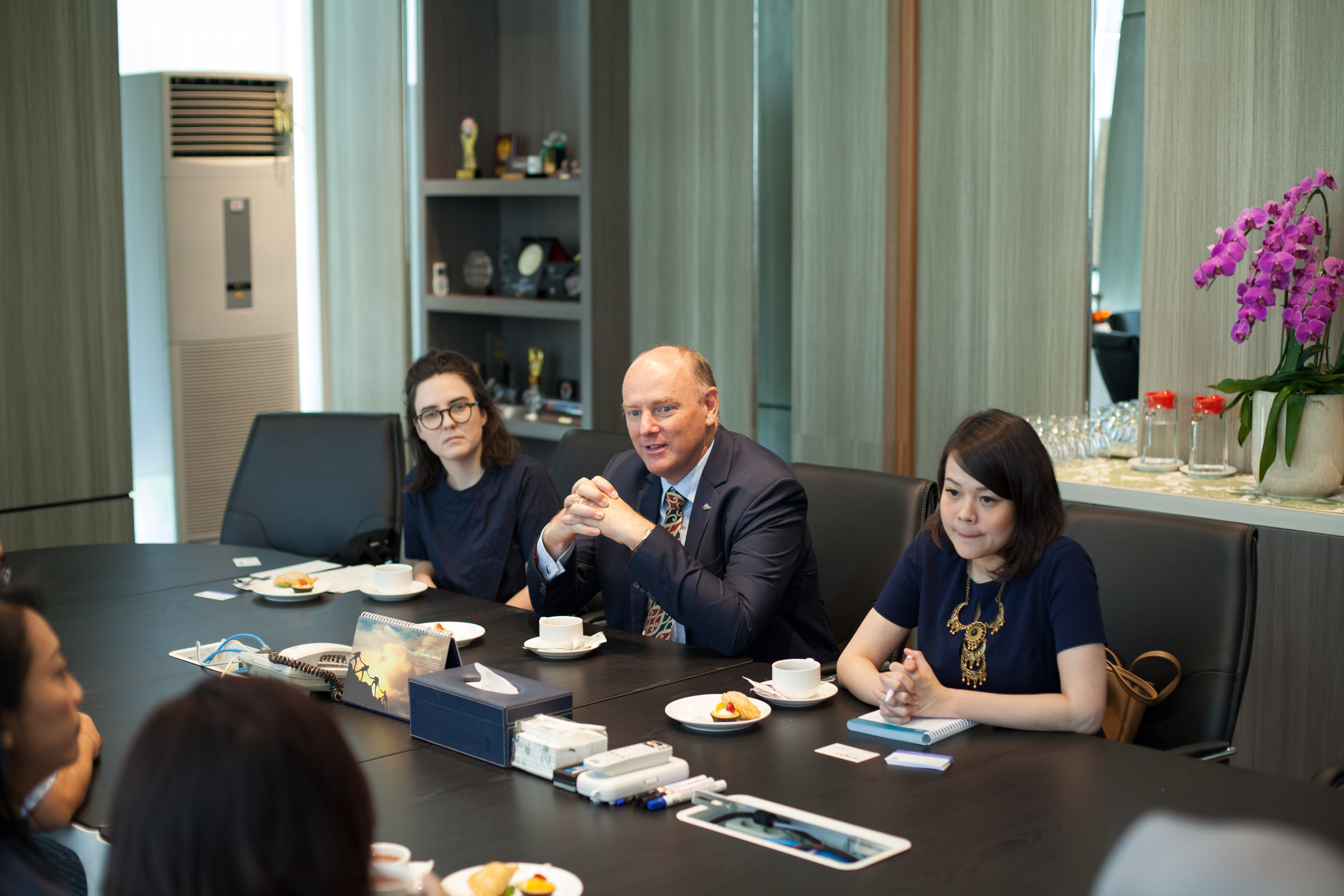 Duta Besar Selandia Baru untuk Indonesia Jonathan Austin (Tengah) saat berkunjung ke kantor Media Group di Kedoya, Jakarta, Selasa (23/07)