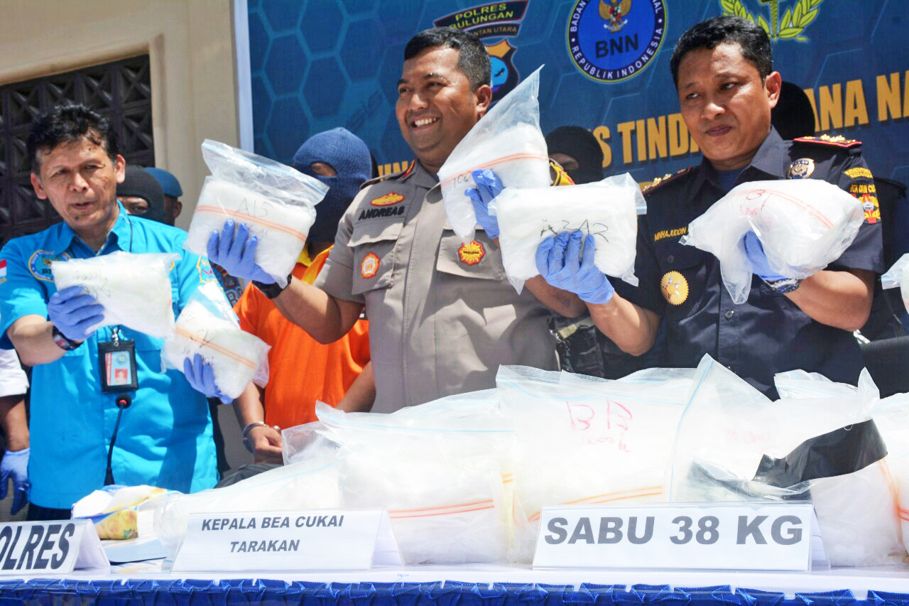 Pejabat dari Direktorat Interdiksi Deputi Bidang Pemberantasan Badan Narkotika Nasional (BNN) Heri Istu Hariono (kiri) 