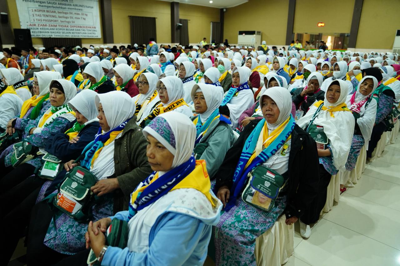 Pemberangkatan perdana kloter SUB 1 dari Embarkasi Surabaya ke Madinah, Sabtu (6/7) dini hari melalui Bandara Juanda, Sidoarjo, Jawa Timur.