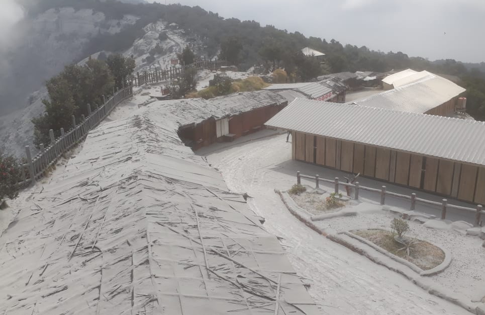  Abu vulkanik masih menutupi kios milik para pedagang di sekitar kawah Gunung Tangkuban Parahu, Sabtu (27/7).