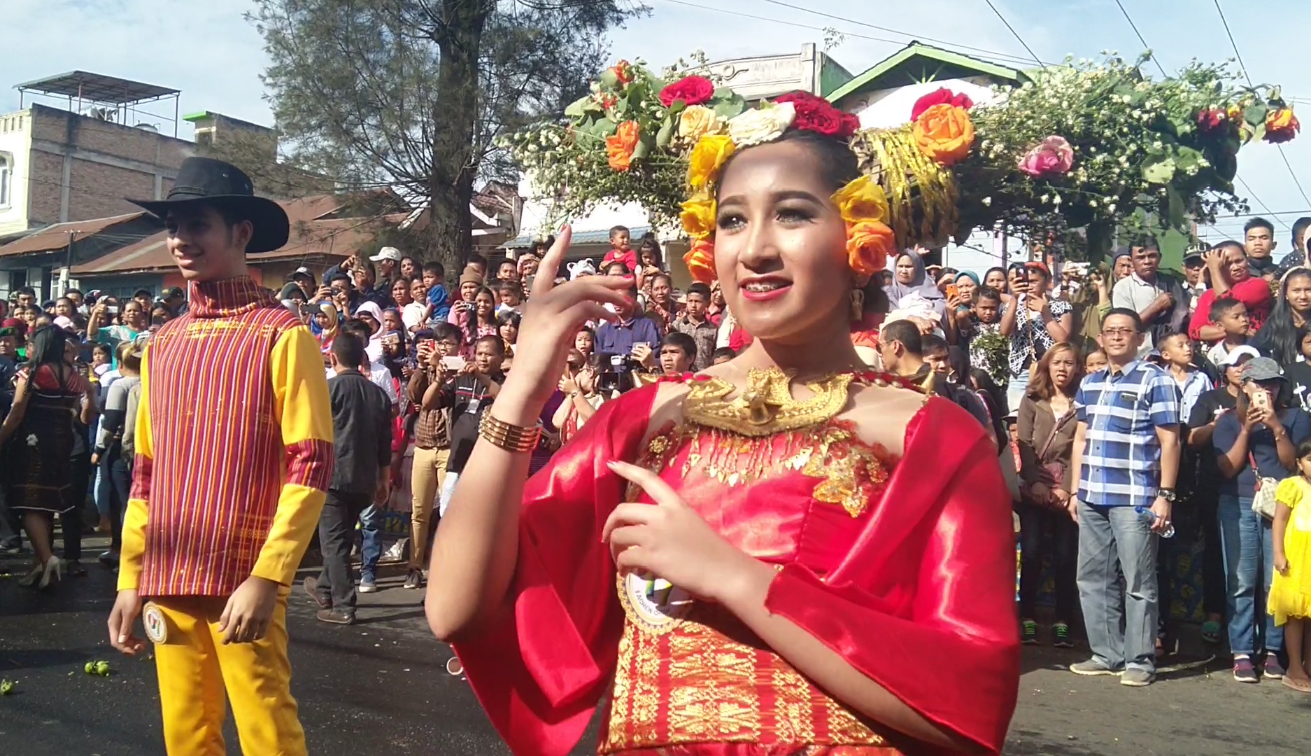 Seorang model tampil dengan busana bercorak pakaian adat Karo dan hiasan dalam Festival Bunga dan Buah 2019. 