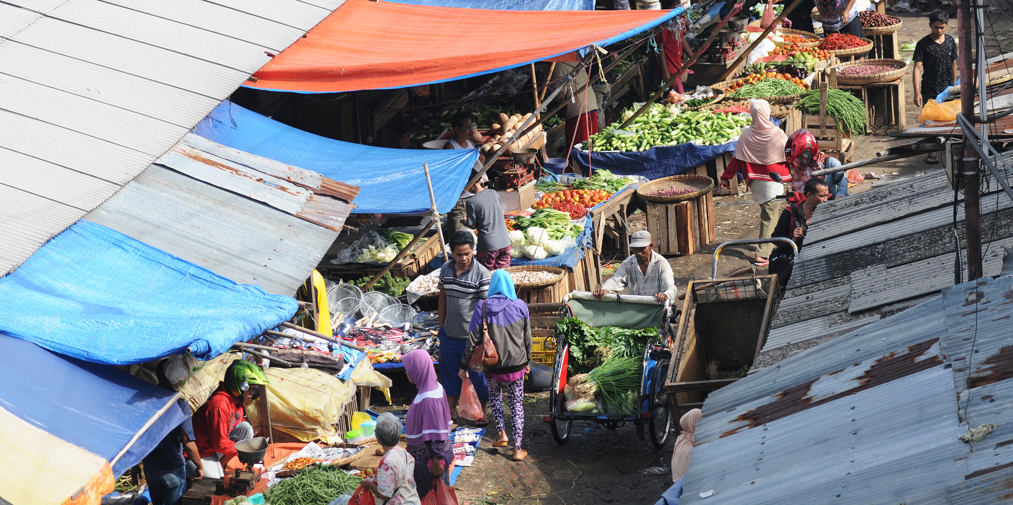 Aktivitas jual beli di Pasar Kemirimuka, Beji, Depok, Jawa Barat