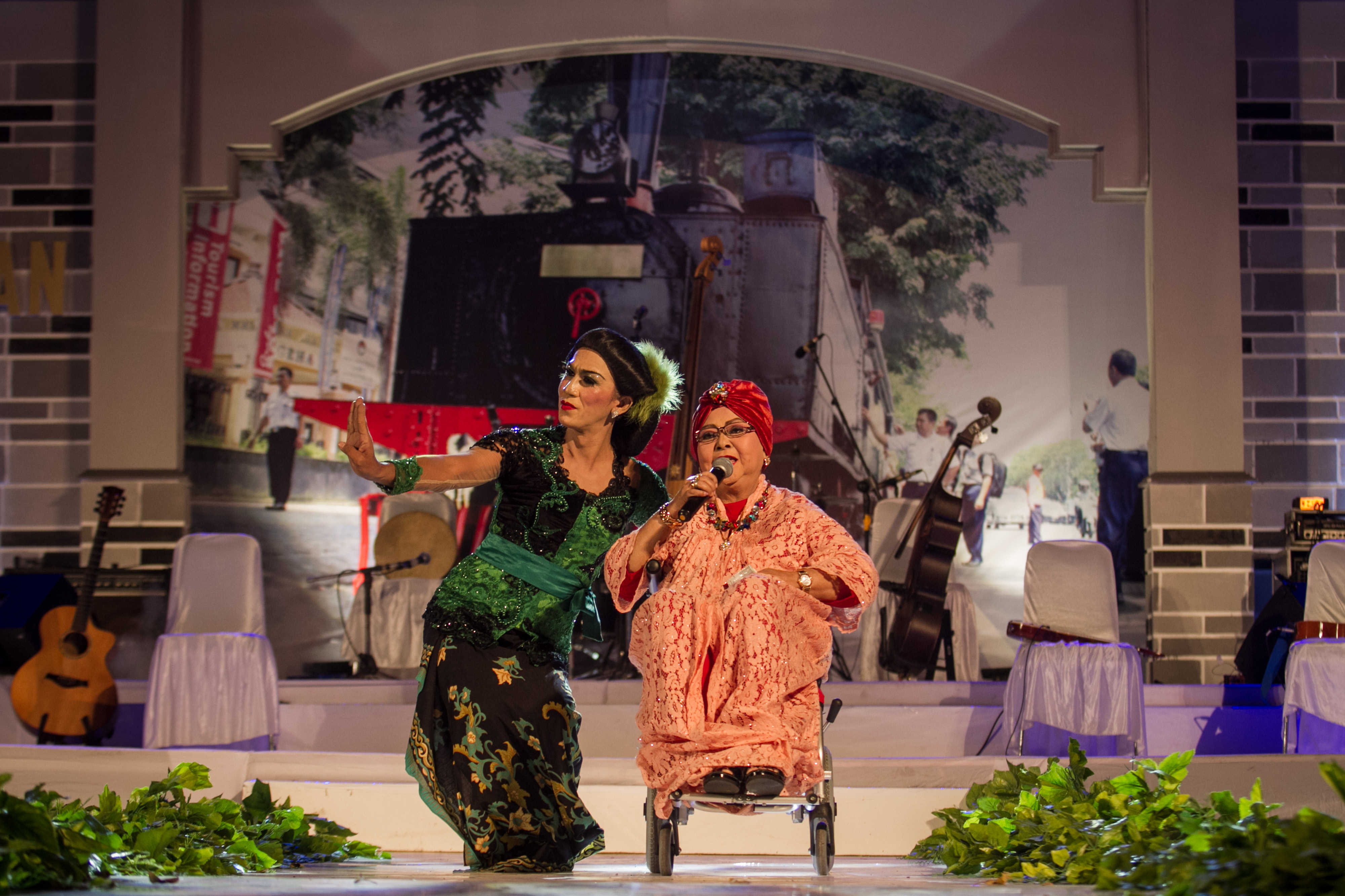 Penyanyi Keroncong Waljinah (kanan) tampil pada acara Solo Keroncong Festival 2018 di Benteng Vastenburg, Solo, Jawa Tengah.