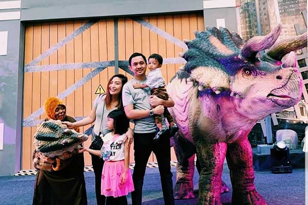 Dinosaurus ramah mendekati anak-anak. 