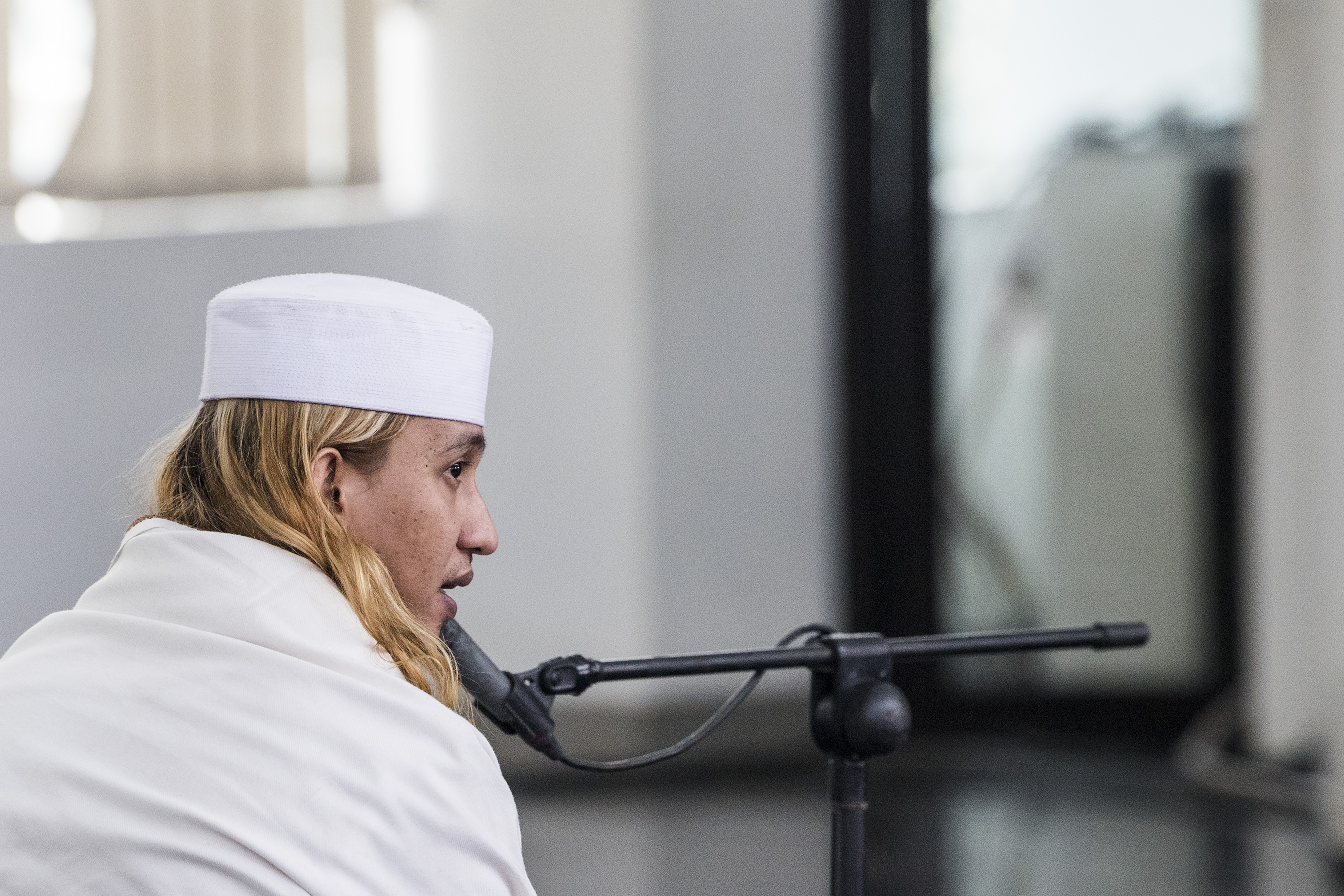 Terdakwa kasus dugaan penganiayaan terhadap remaja Bahar bin Smith mengikuti sidang putusan di gedung Arsip dan Perpustakaan, Bandung.