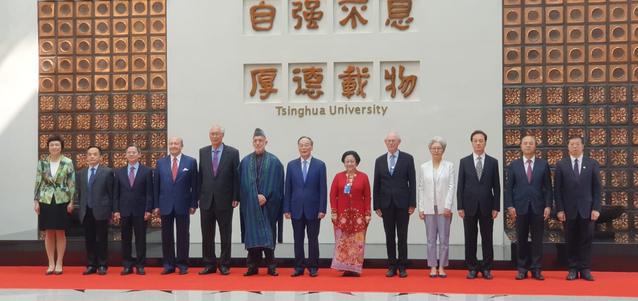 Presiden kelima Indonesia Megawati (keenam dari kanan) menghadiri pembukaan The World Peace Forum ke-8, di Universitas Tsinghua, Beijing, S