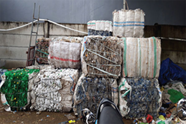 Tempat penyimpanan sampah di Bank Sampah