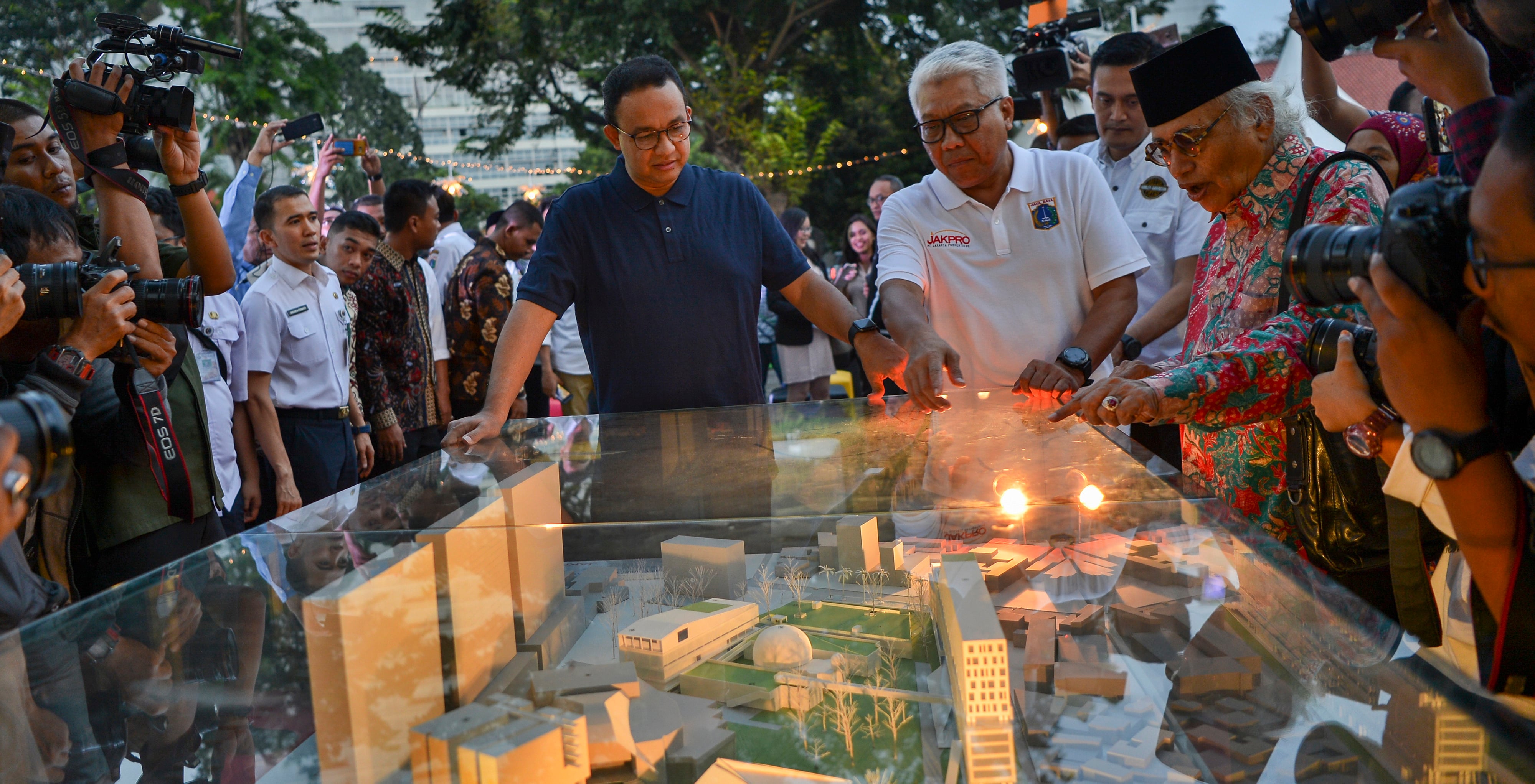 Gubernur DKI Jakarta Anies Baswedan (kiri) di groundbreaking revitalisasi TIM