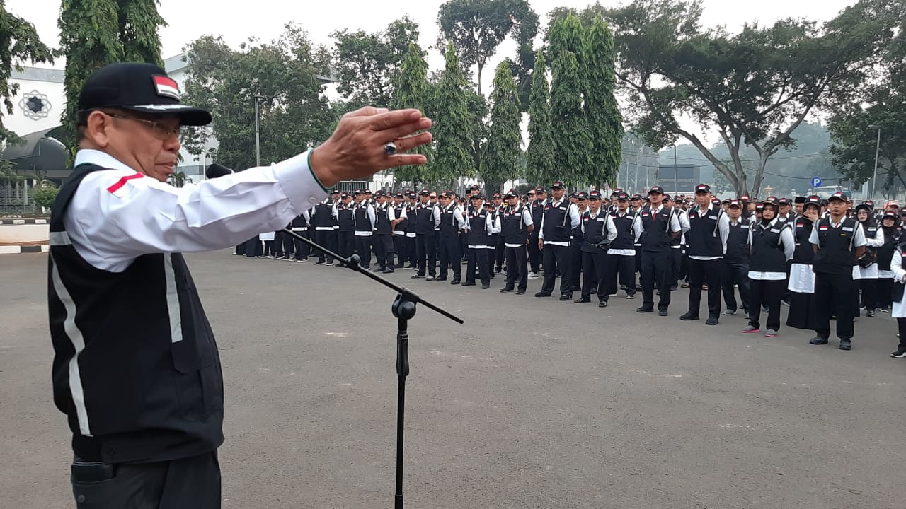 Direktur Bina Haji Khoirizi Dasir memberi pengarahan kepada para petugas haji 2019