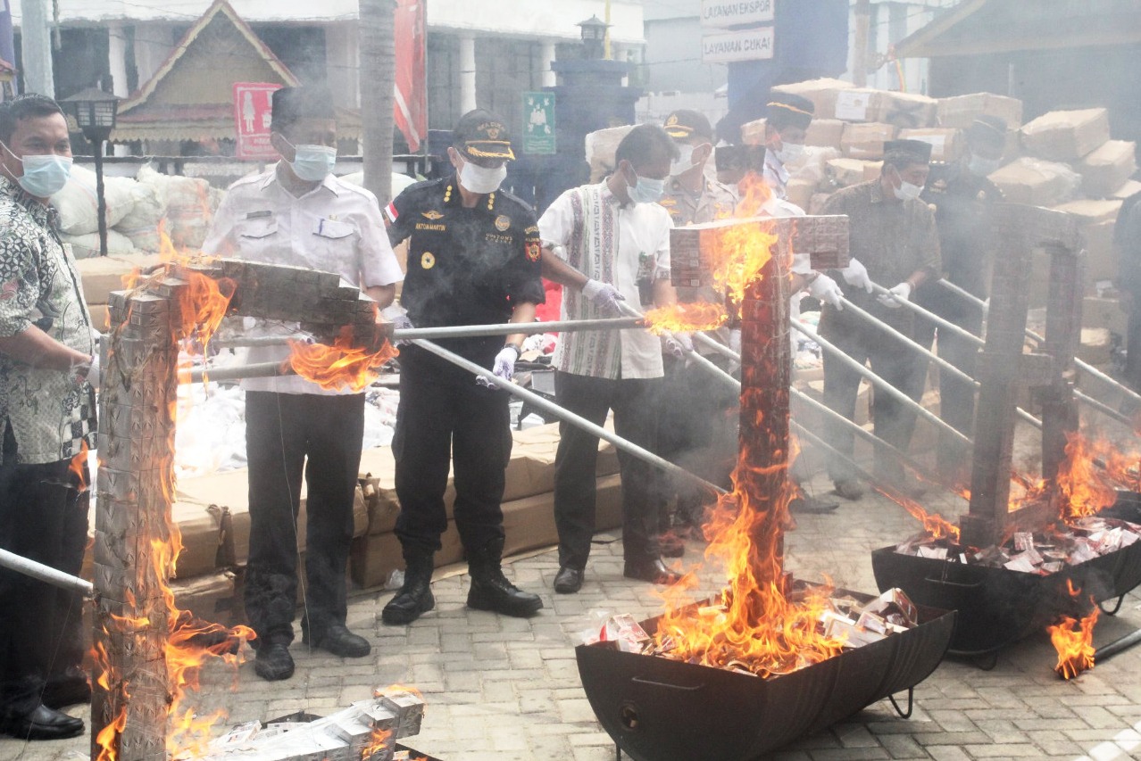 Barang-barang ilegal dimusnahkan Bea Cukai Tembilahan, Riau.