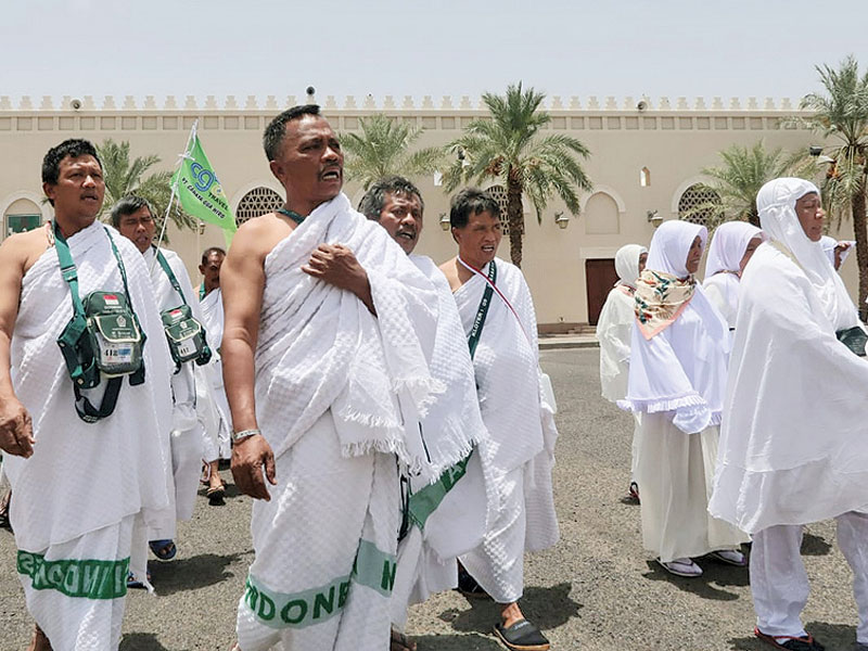 Jemaah haji yang akan akan berangkat ke Mekah mampir di Masjid Bir Ali untuk mengambil miqat.