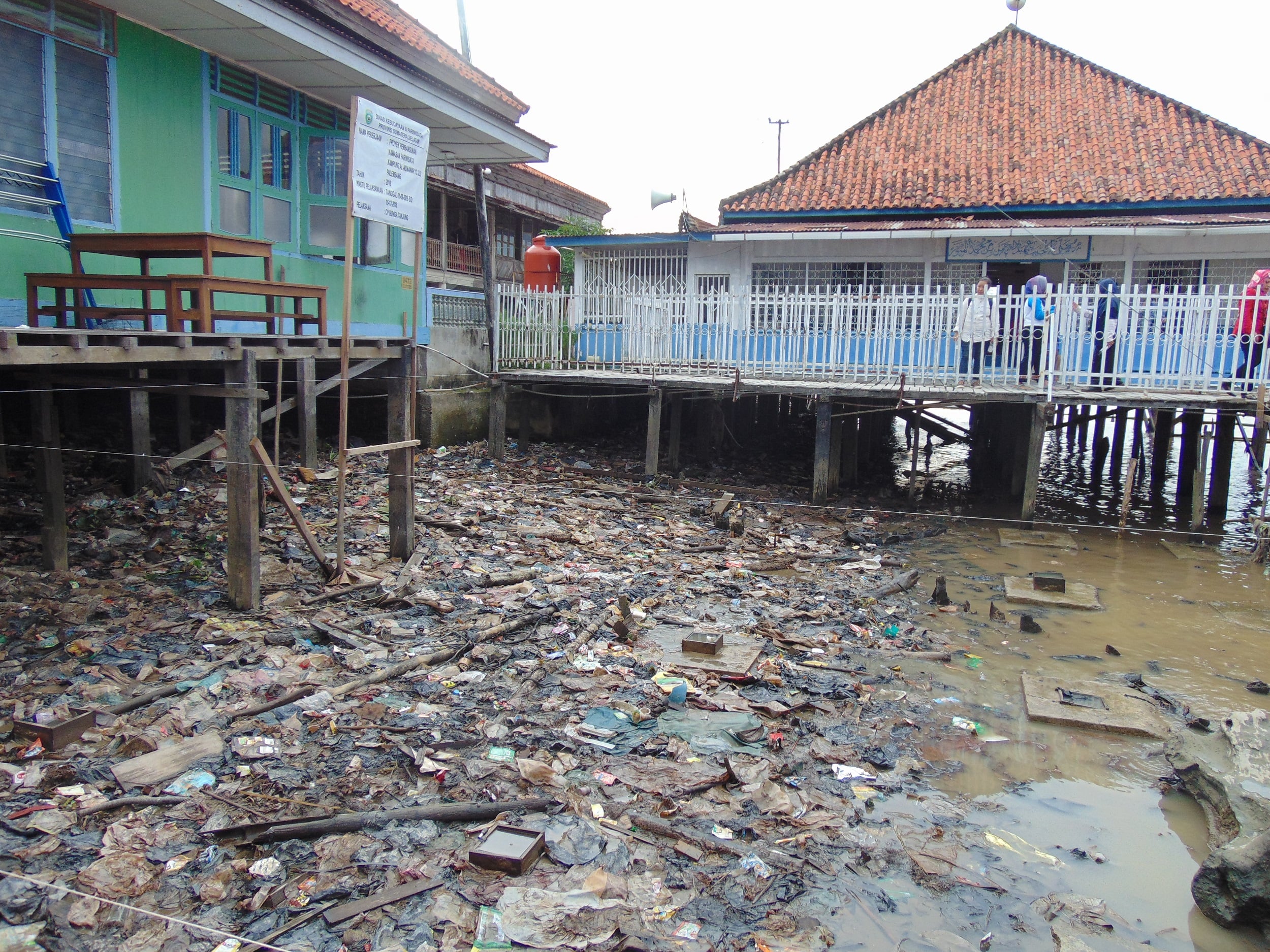 Kawasan kumuh di daerah pinggiran sungai Palembang, Sumsel.
