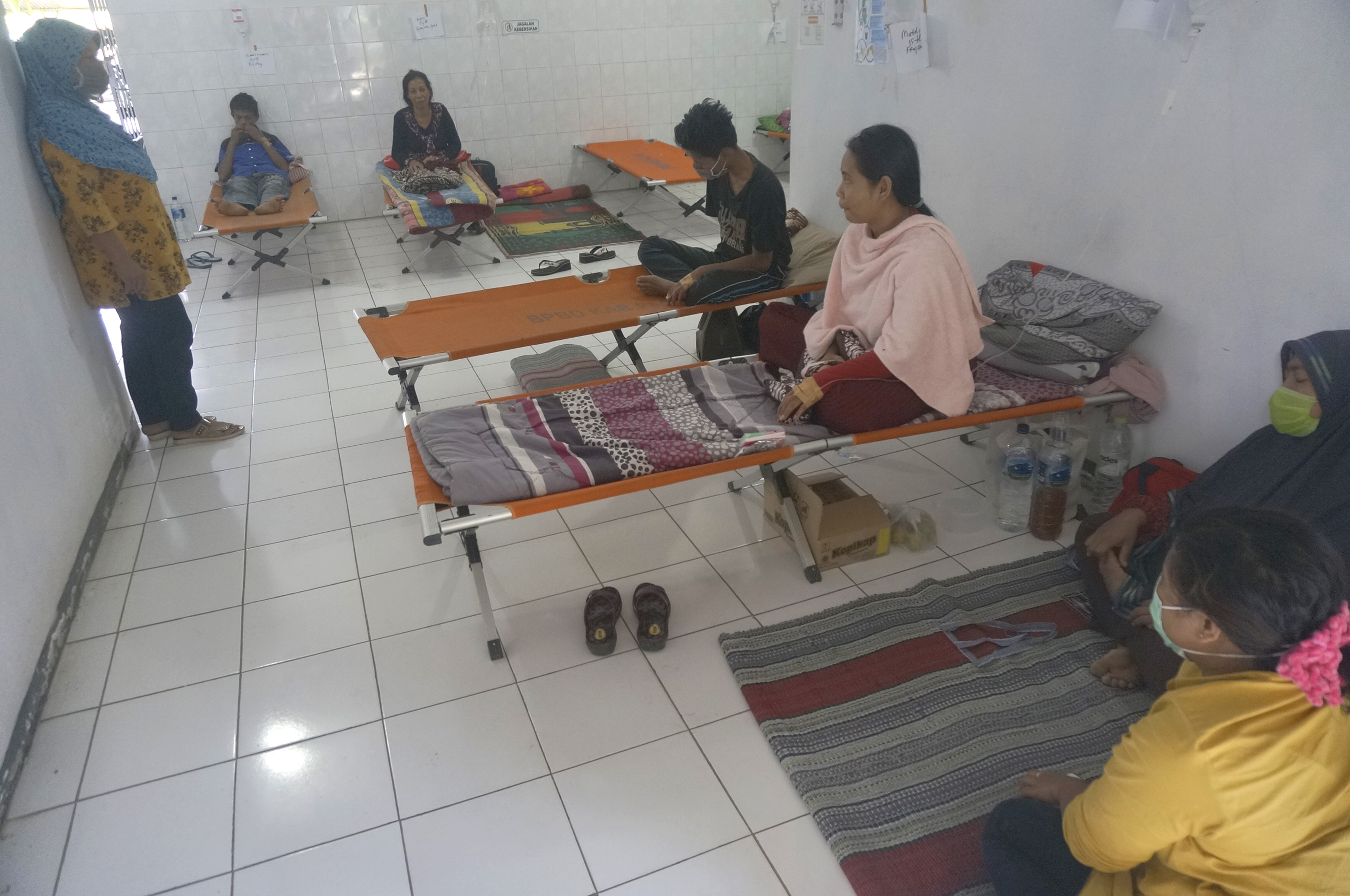 Pasien penderita Hepatitis A menjalani rawat inap di tempat-tempat tidur darurat (velt bed) di Puskesmas Ngadirojo, Pacitan, Jawa Timur.