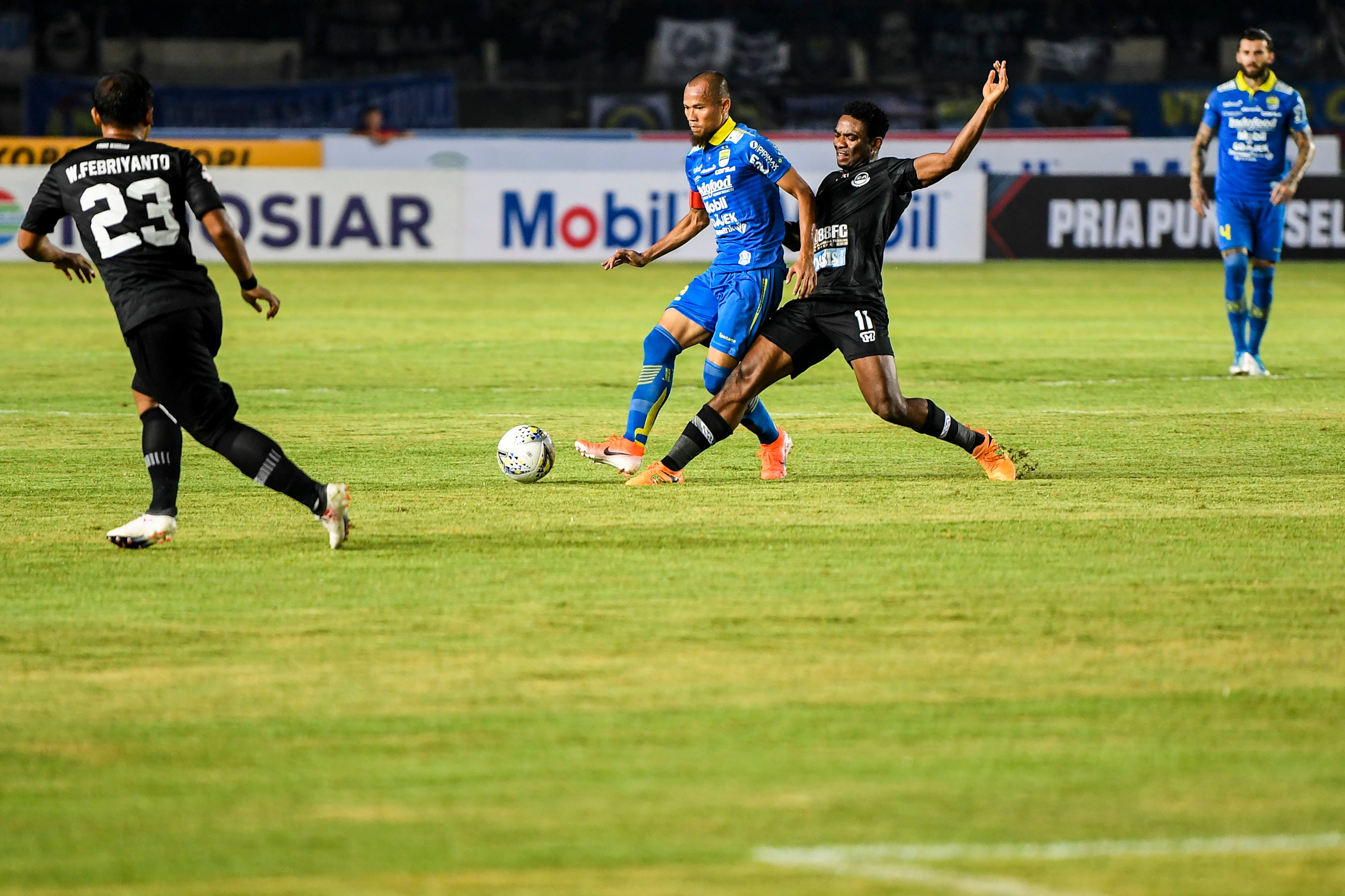Aksi pemain Persib Supardi Basir Bujang. 