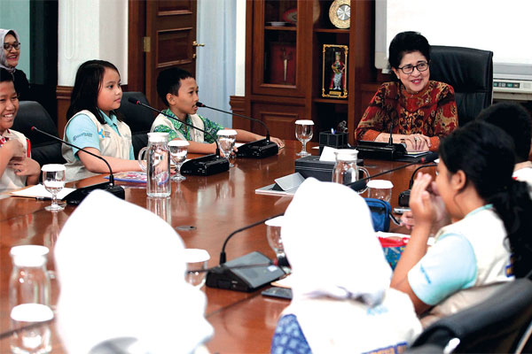 KUNJUNGAN REPORTER CILIK: Menteri Kesehatan Nila F Moeloek menerima kunjungan dan menjawab pertanyaan Reporter Cilik Media Indonesia  