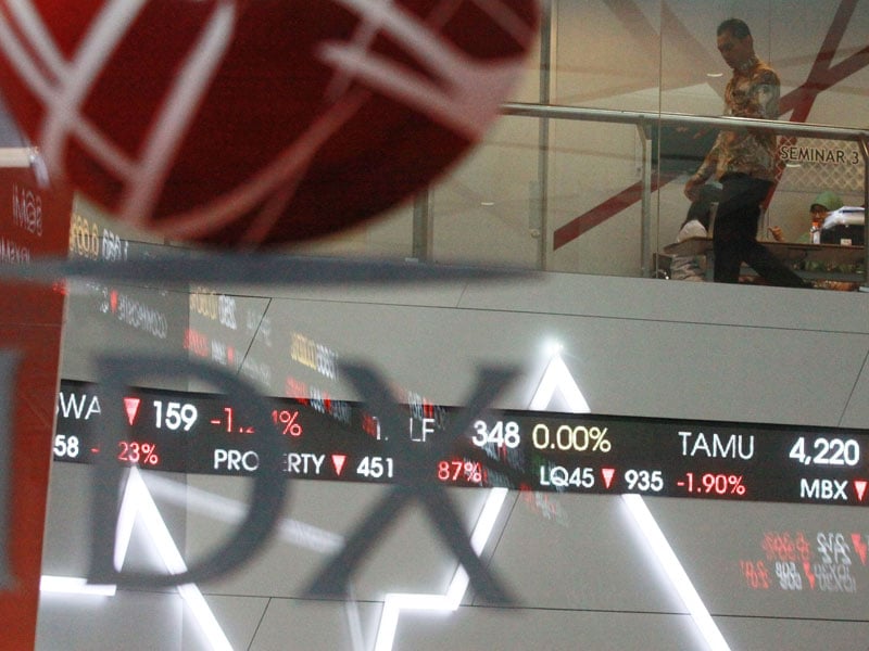 Karyawan beraktivitas di dekat layar pergerakan saham di gedung Bursa Efek Indonesia (BEI), Jakarta.