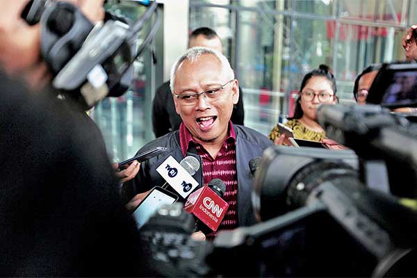 Anggota DPR dari Fraksi PDIP Arief Wibowo menjawab pertanyaan wartawan seusai menjalani pemeriksaan di Gedung KPK, Jakarta, kemarin.