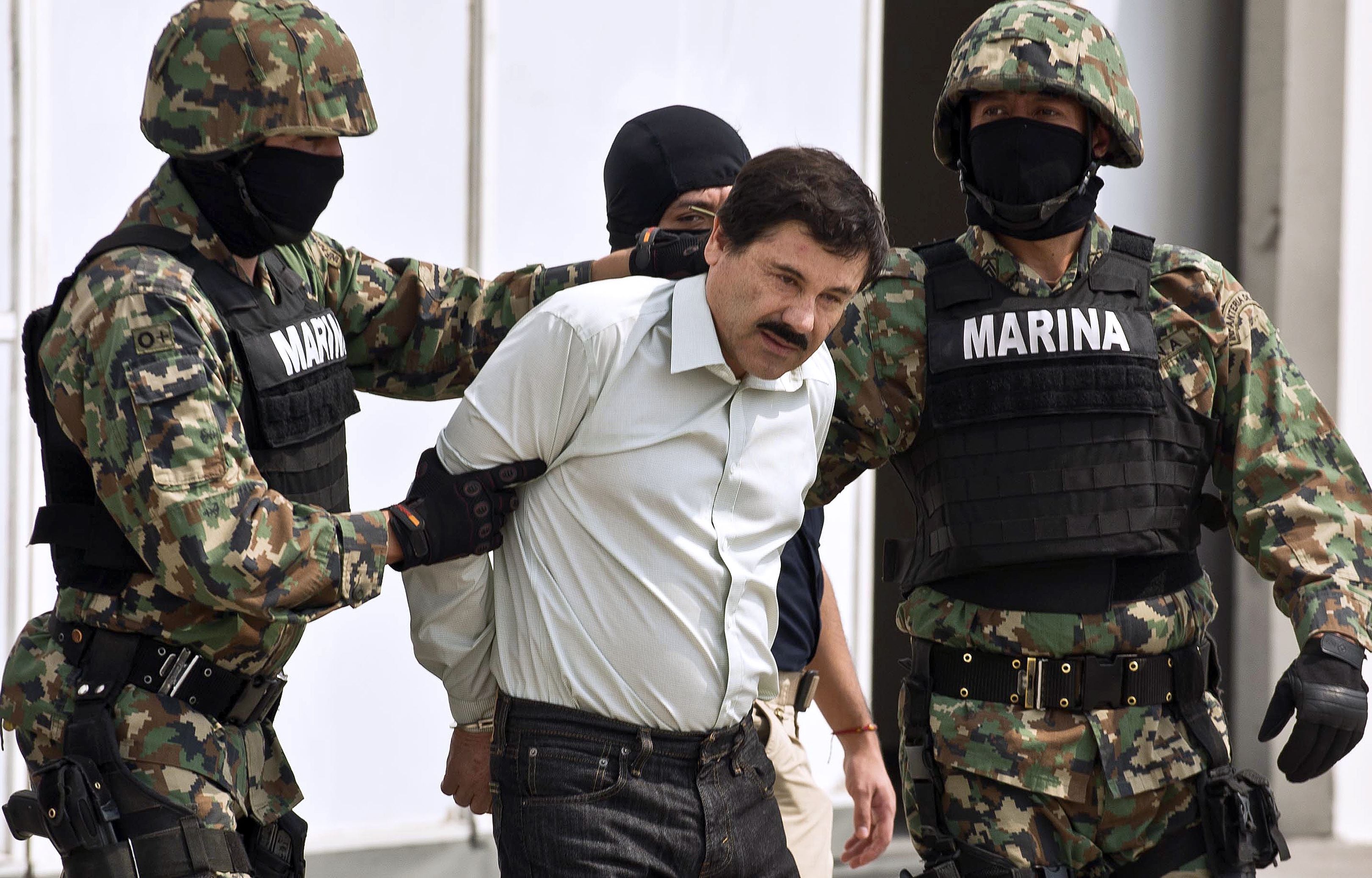 Joaquin 'El Chapo' Guzman (tengah)