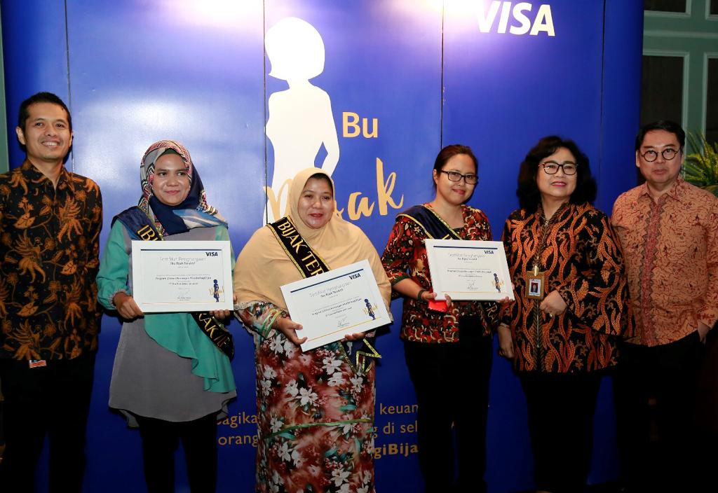 Peserta Program #IbuBerbagiBijak yang mengedukasi para ibu mengenai literasi keuangan.