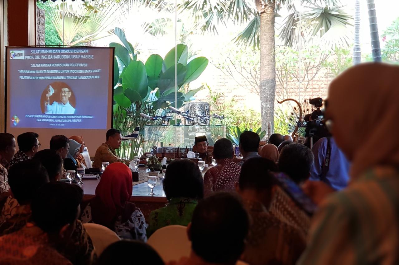 Presiden RI ketiga BJ Habibie saat memberikan arahan kepada para peserta pelatihan kepemimpinan di kediamannya, Senin (29/7) sore. 