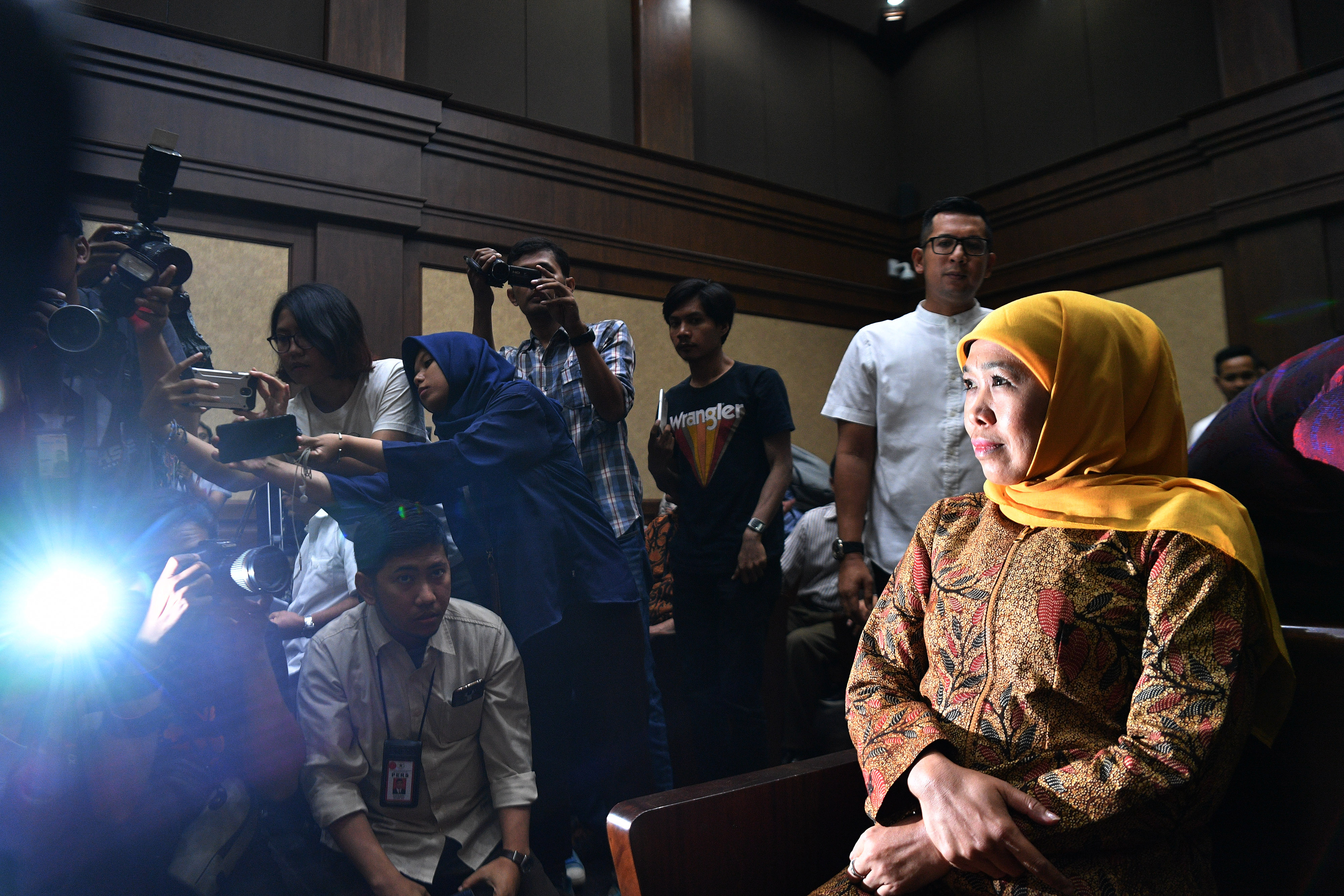 Gubernur Jawa Timur Khofifah Indar Parawansa (kanan)