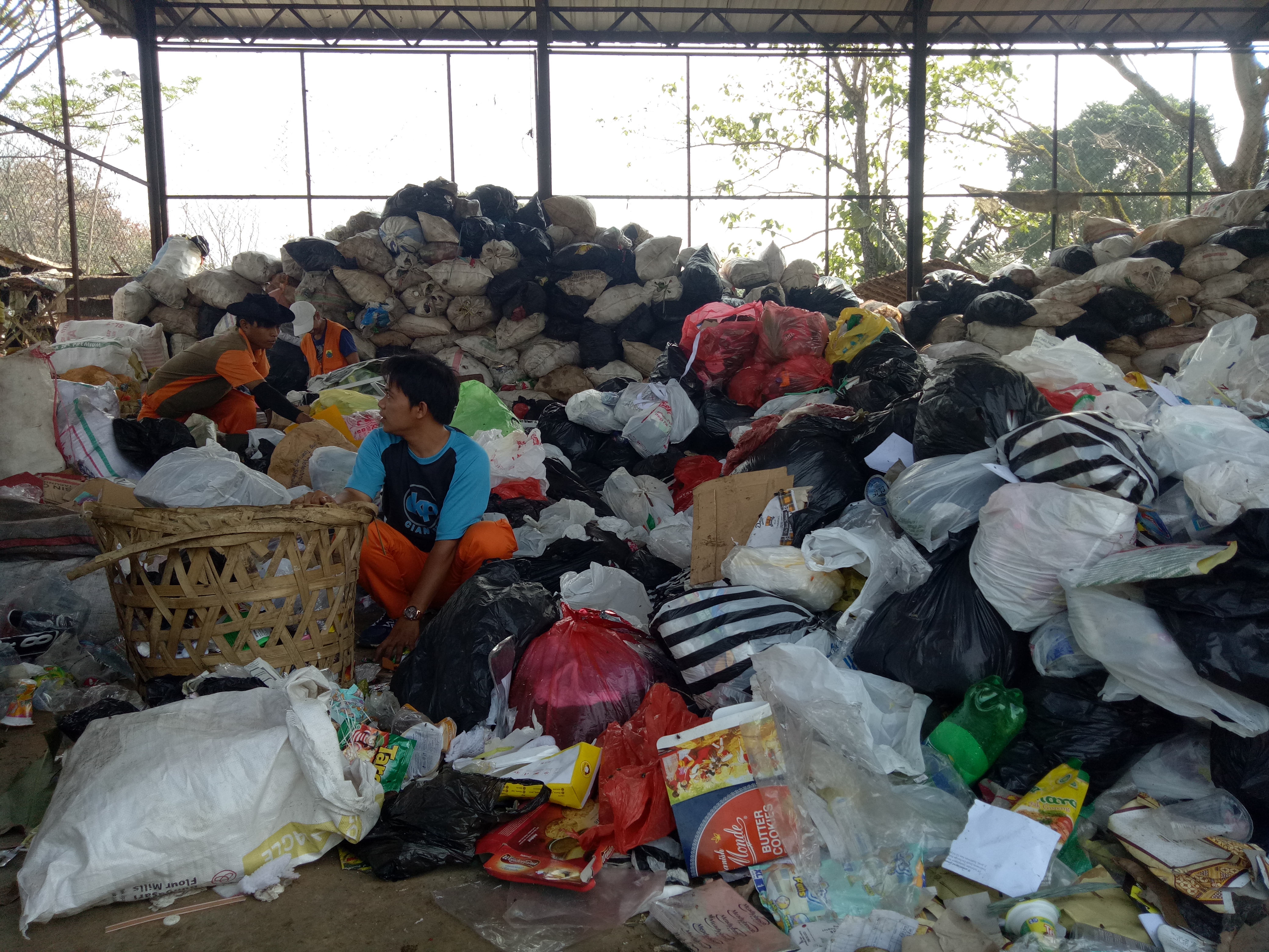 Petugas kebersihan di TPAS Pasirsembung, Desa Sirnagalih, Kecamatan Cilaku, Kabupaten Cianjur, Jawa Barat, sedang memilah sampah.