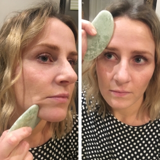 Menyiris wajah menggunakan batu giok.