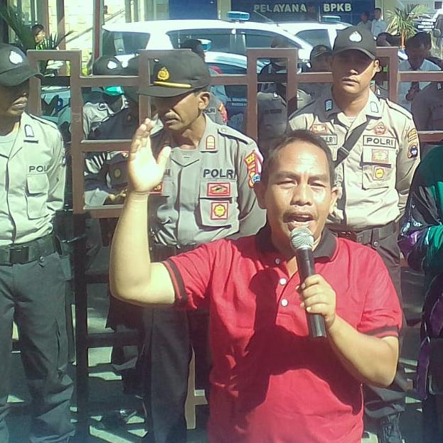 Ketua KPK APP Kalsel, Aliansyah, berorasi di depan Gedung Pemkab Hulu Sungai Tengah, Senin (22/7).