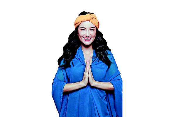  Aktris Julie Estelle dan Pemeran Wanita Utama Terfavorit di Indonesian Movie Actor Awards 2016 untuk film Surat dari Praha