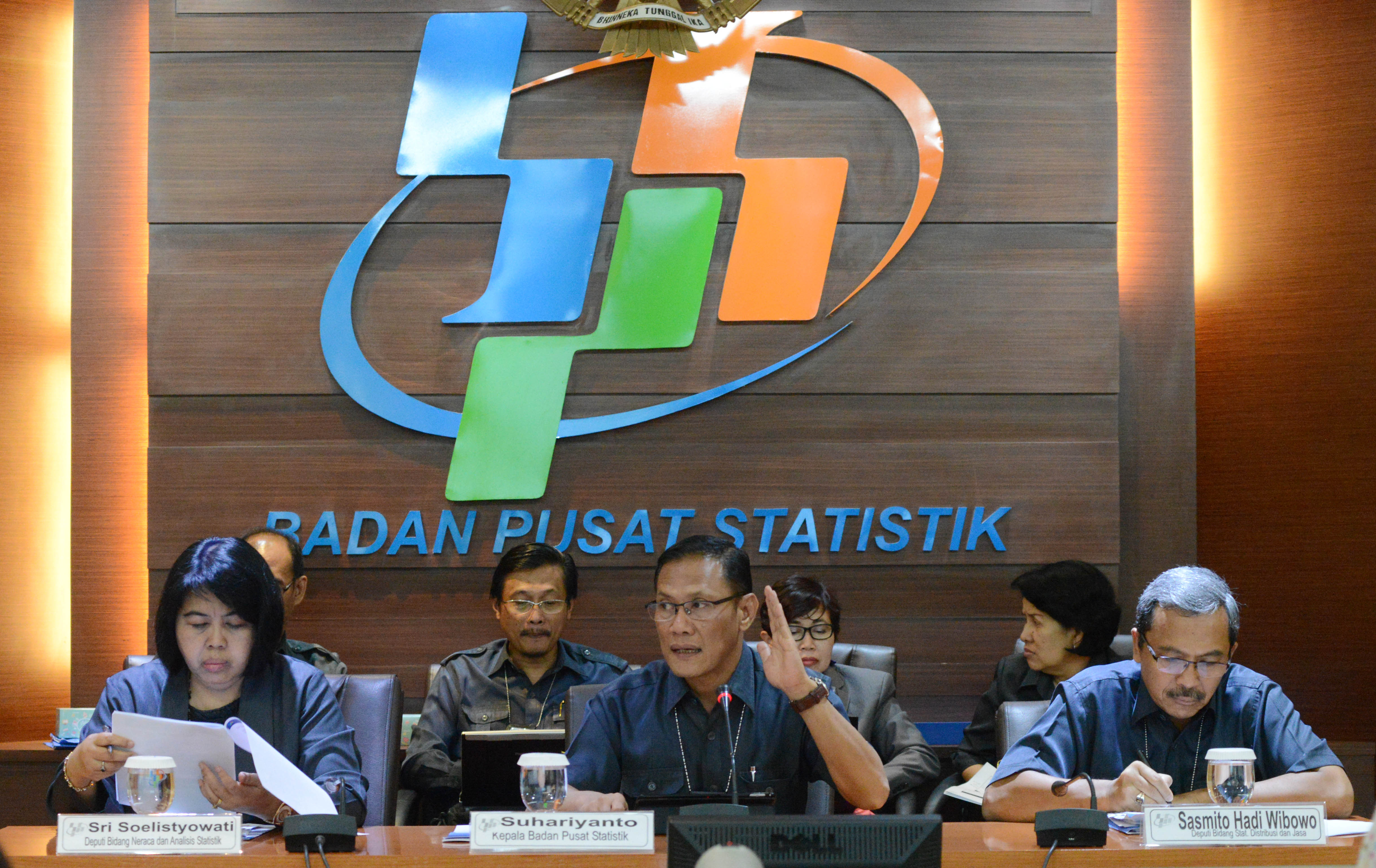 Kepala Badan Pusat Statistik (BPS) Suhariyanto (tengah) 