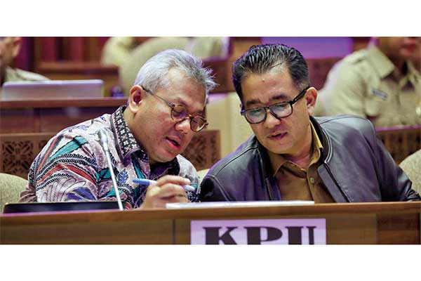 Ketua KPU Arief Budiman (kiri) bersama Plt Dirjen Otonomi Daerah Kemendagri Akmal Malik saat Rapat Dengar Pendapat di Komisi II DPR, Jakarta