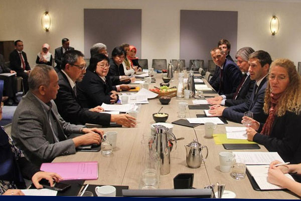 Menteri Lingkungan Hidup dan Kehutanan Siti Nurbaya (keempat dari kiri) 