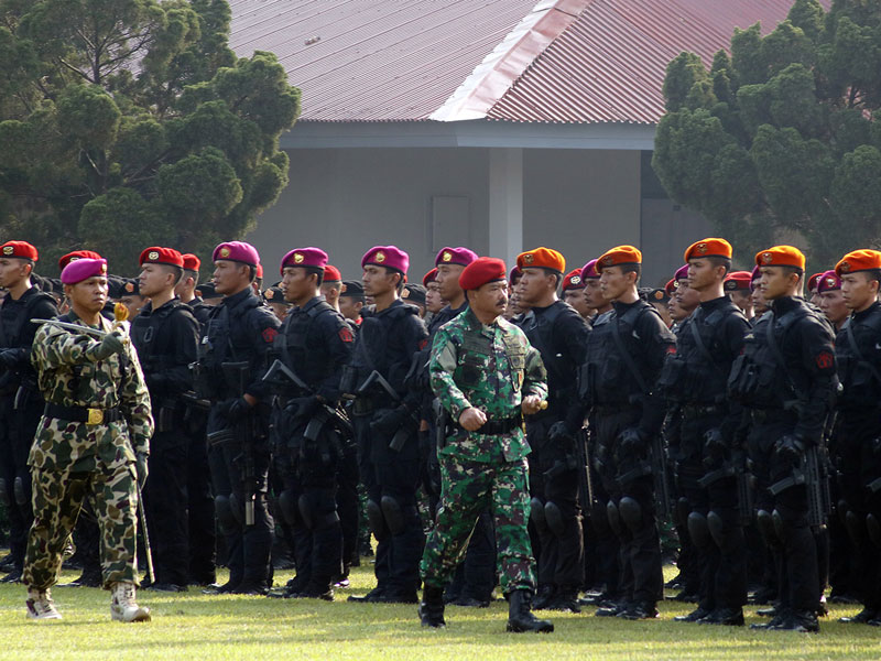 Panglima TNI Marsekal TNI Hadi Tjahjanto (tengah) meninjau pasukan Komando Operasi Khusus (Koopssus) TNI.