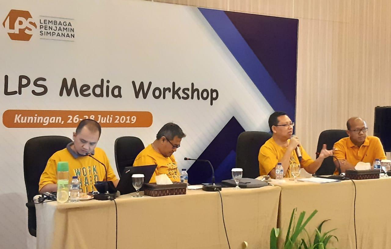 Direktur Group Penanganan Premi Penjaminan LPS Samsu Adi Nugroho (kedua kiri) menyampaikan materi terkait penjaminan simpanan, di Cirebon.