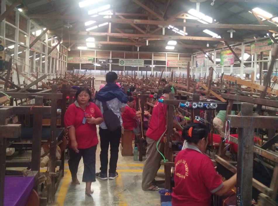 Suasana workshop Galeri Ulos Sianipar Medan, Sumatra Utara.