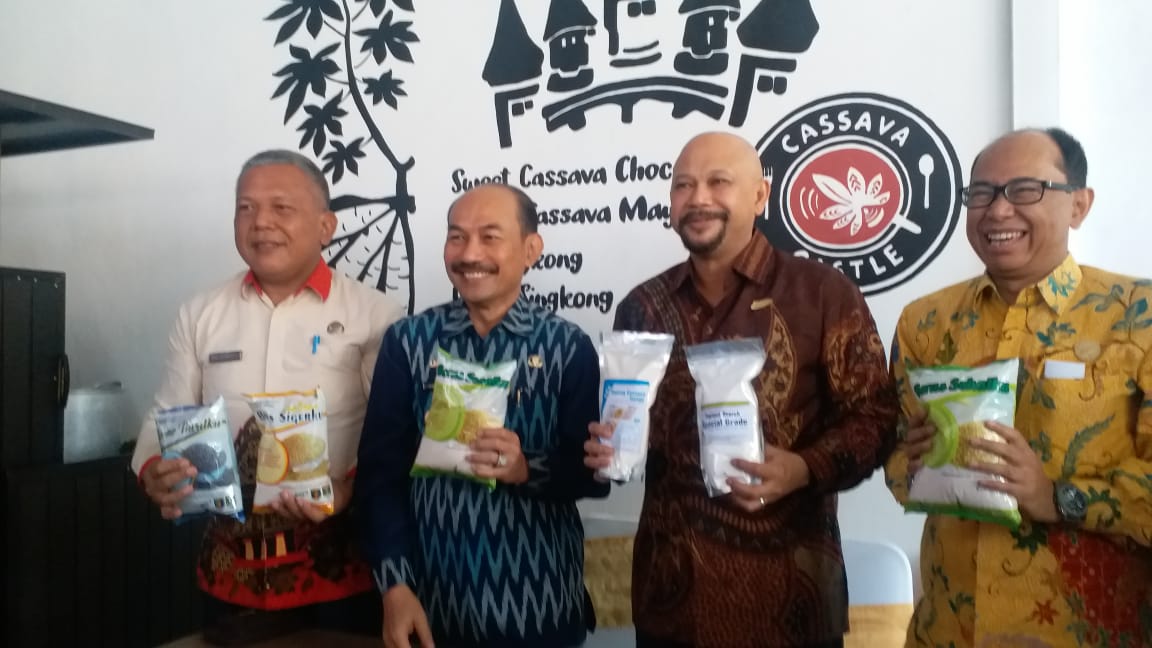 Kepala BPPT Hammam Riza (kedua dari kiri) memperlihatkan produk-produk olahan ubi kayu atau cassava saat meresmikan Cassava Castle.