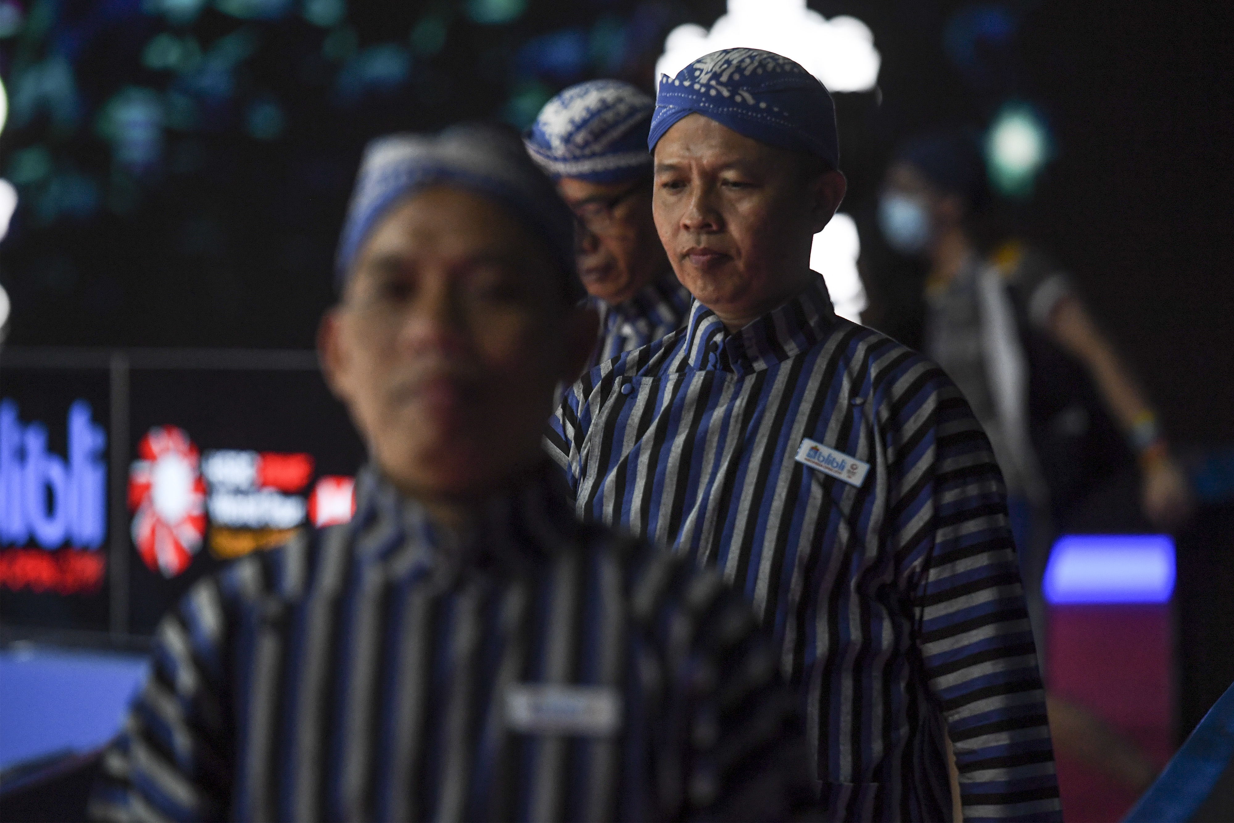  Hakim garis mengenakan kemeja lurik dan belangkon saat bertugas di pertandingan babak semifinal Blibli Indonesia Open 2019