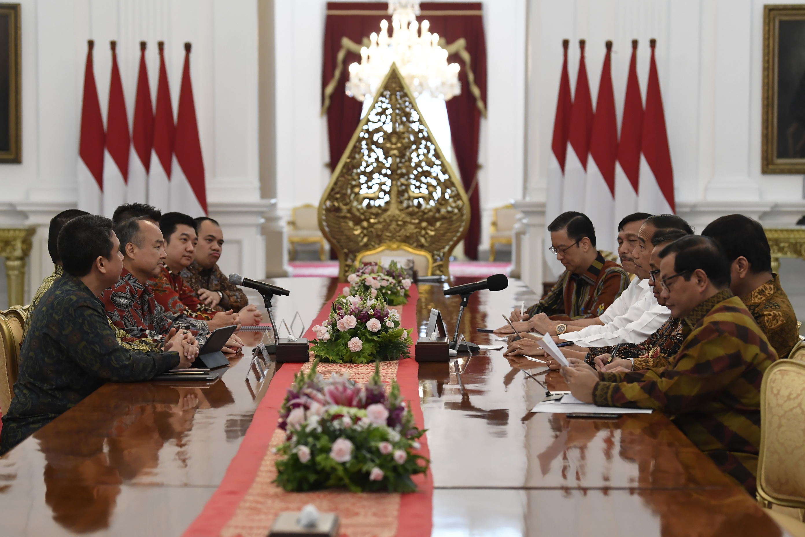  Presiden Joko Widodo (ketiga kanan) menerima petinggi Grab, Tokopedia dan Softbank