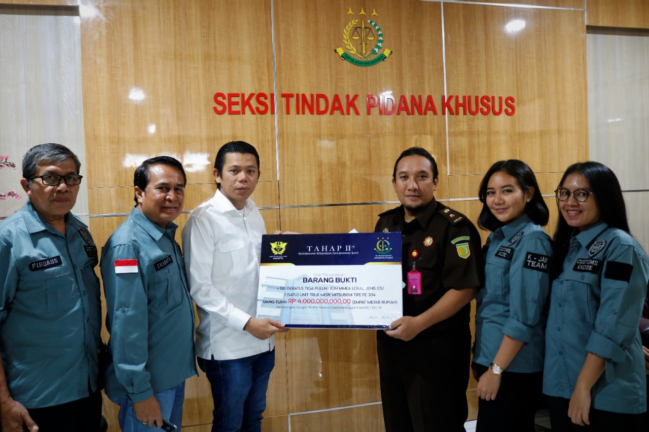 Kantor Wilayah Bea Cukai Jakarta telah melakukan penyerahan barang bukti dan tersangka ke Kejaksaan Negeri Jakarta Pusat. 
