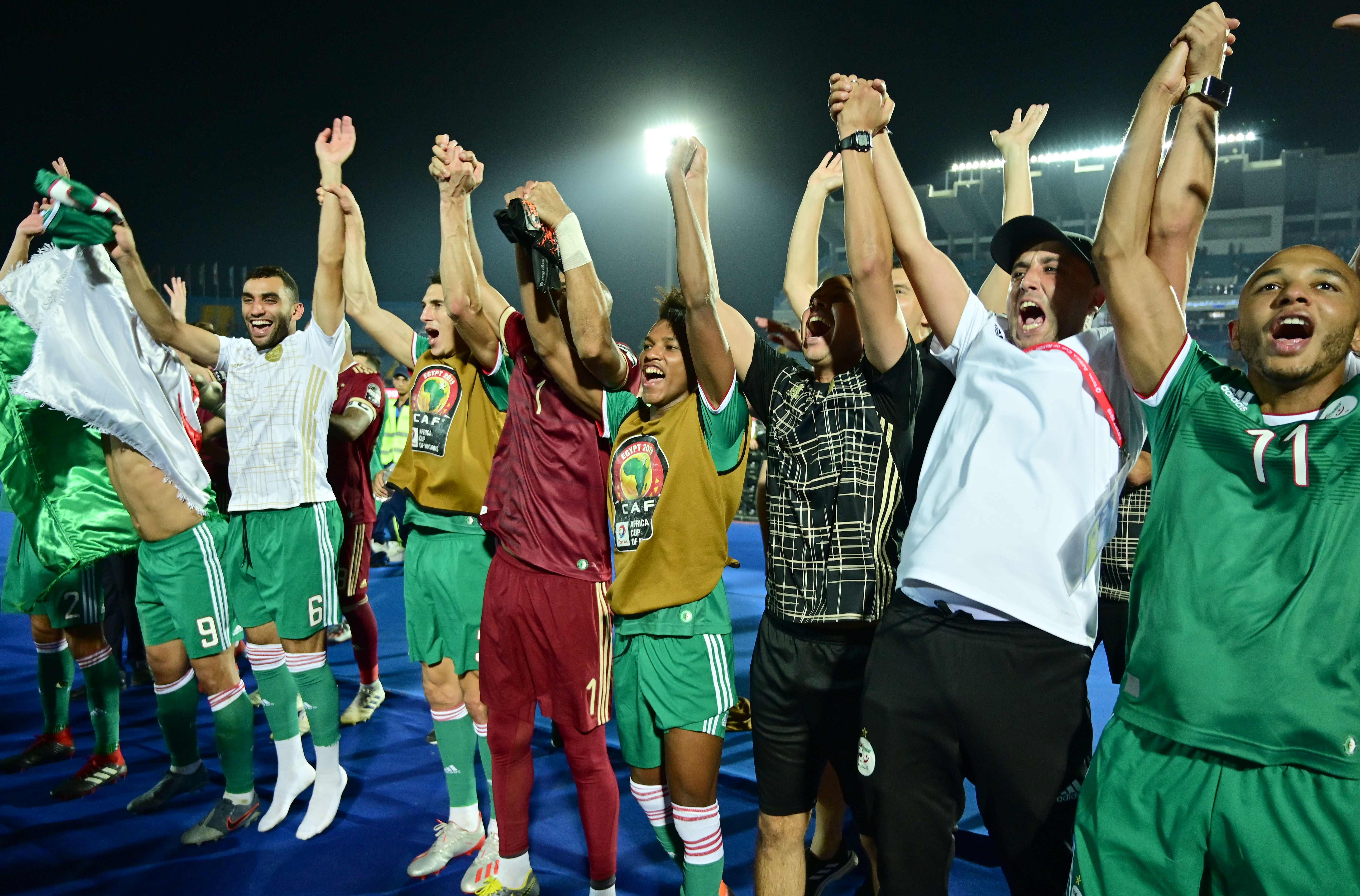 Para pemain Aljazair merayakan kemenangan mereka atas Pantai Gading di laga perempat final Piala Afrika.