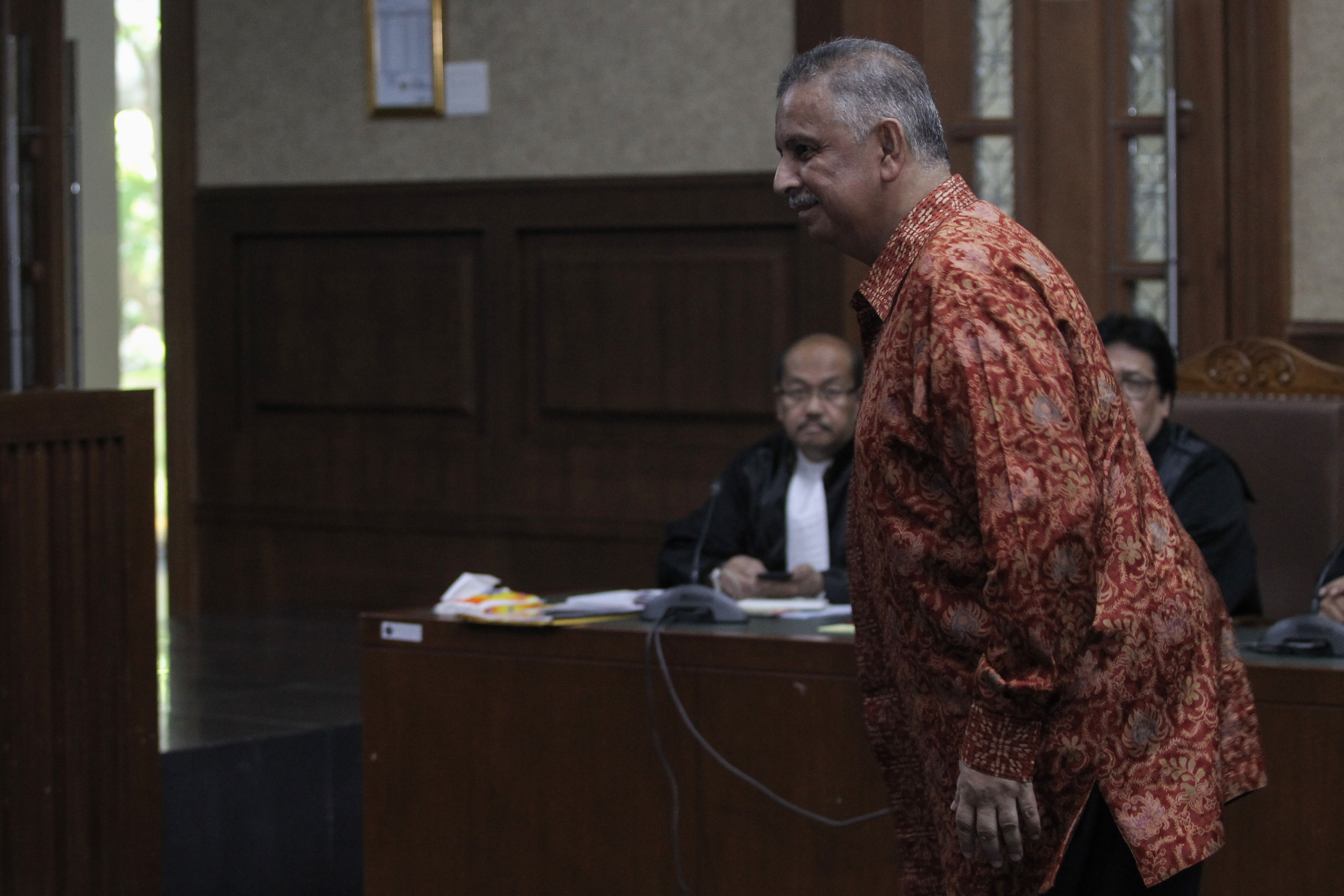 Terdakwa kasus suap proyek PLTU RIAU-1 Sofyan Basir memberikan hormat kepada Hakim 