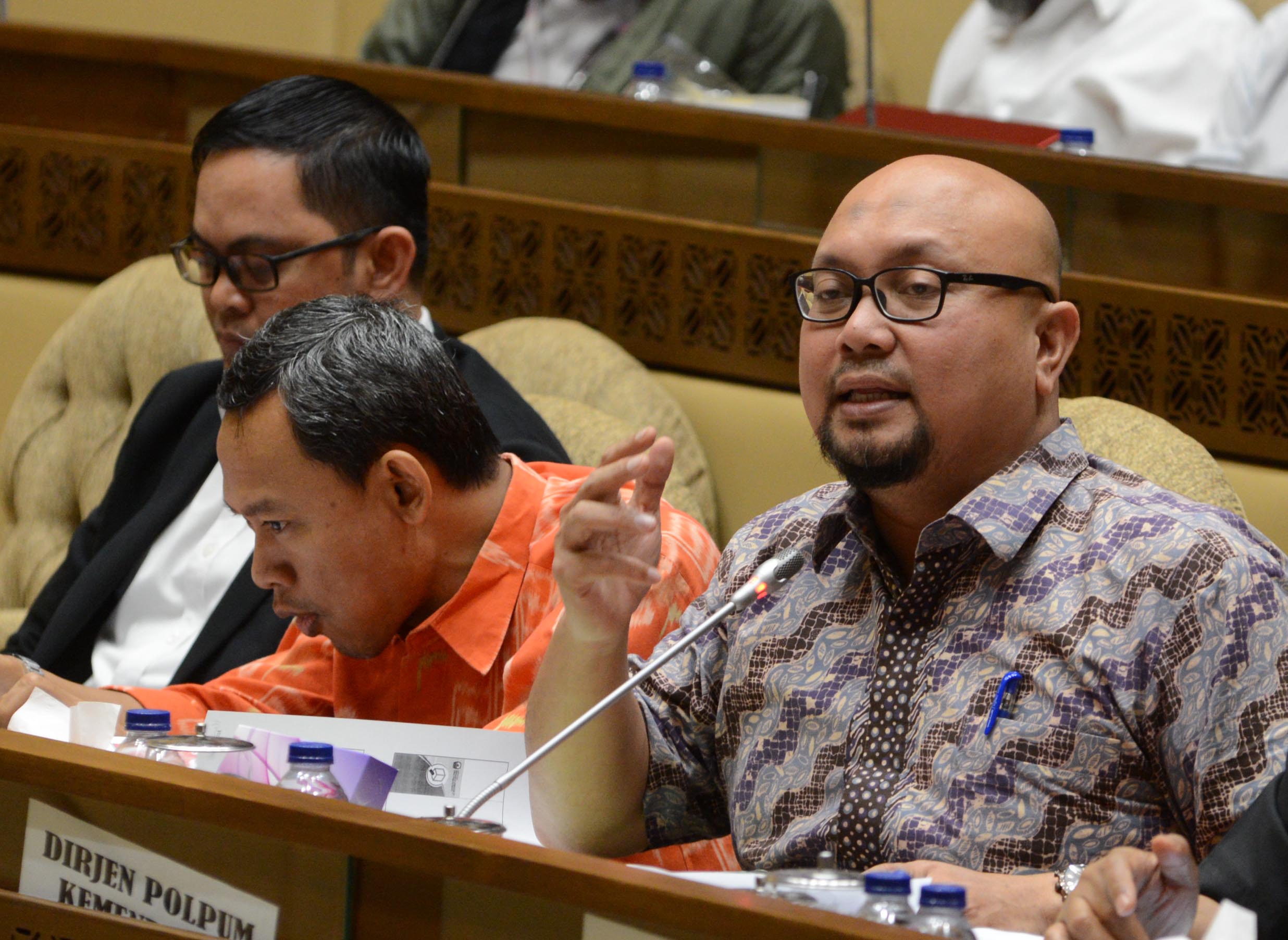 Anggota KPU Ilham Saputra (kanani), Viryan (kiri), Pramono Ubaid Tanthowi (tengah)