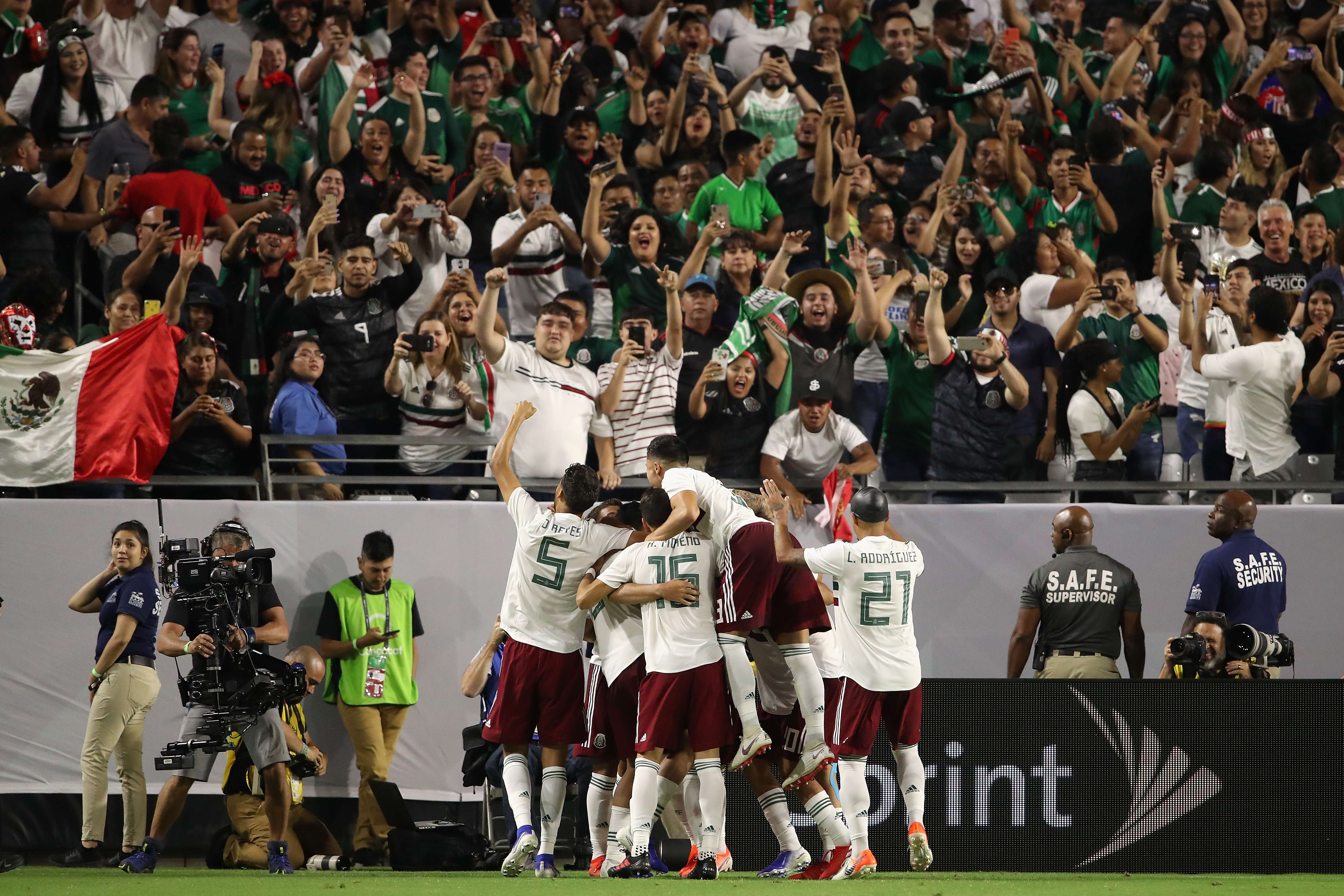 Para pemain Meksiko melakukan selebrasi usai Raul Jimenez mencetak gol dari titik penalti di laga semifinal Piala Emas melawan Haiti